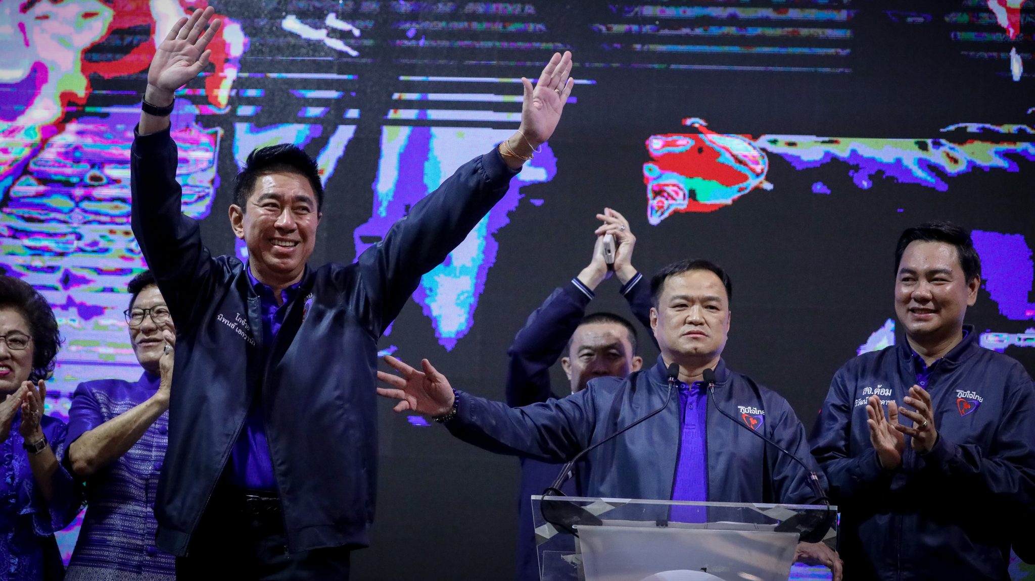 ขอติดทองด้ามขวานไทย ! "อนุทิน" ยกทัพ "ภูมิใจไทย" เปิดตัว 3 ผู้สมัคร ชูนโยบายเบอร์ 1 โลก การท่องเที่ยวด้านสุขภาพ แลนด์บริดจ์เชื่อมอ่าวไทย-อันดามัน ย้ำเกิดจากอีสาน แต่รักคนใต้ พร้อมทำงานรับใช้คนทั้งประเทศ