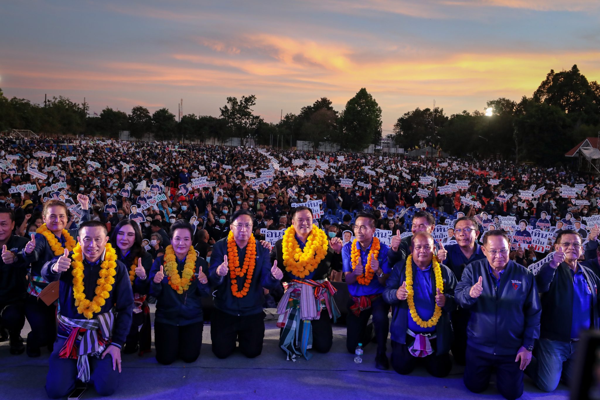 มืดฟ้ามัวดิน ! ชาวนครพนมกว่า 1.2 หมื่น แน่นสนามกีฬา งาน "ภูมิใจไทย" เปิดตัวผู้สมัคร ส.ส.นครพนม "อนุทิน" หวัง "กวาดยกจังหวัด" เดินหน้ารุกอีสานเหนือ