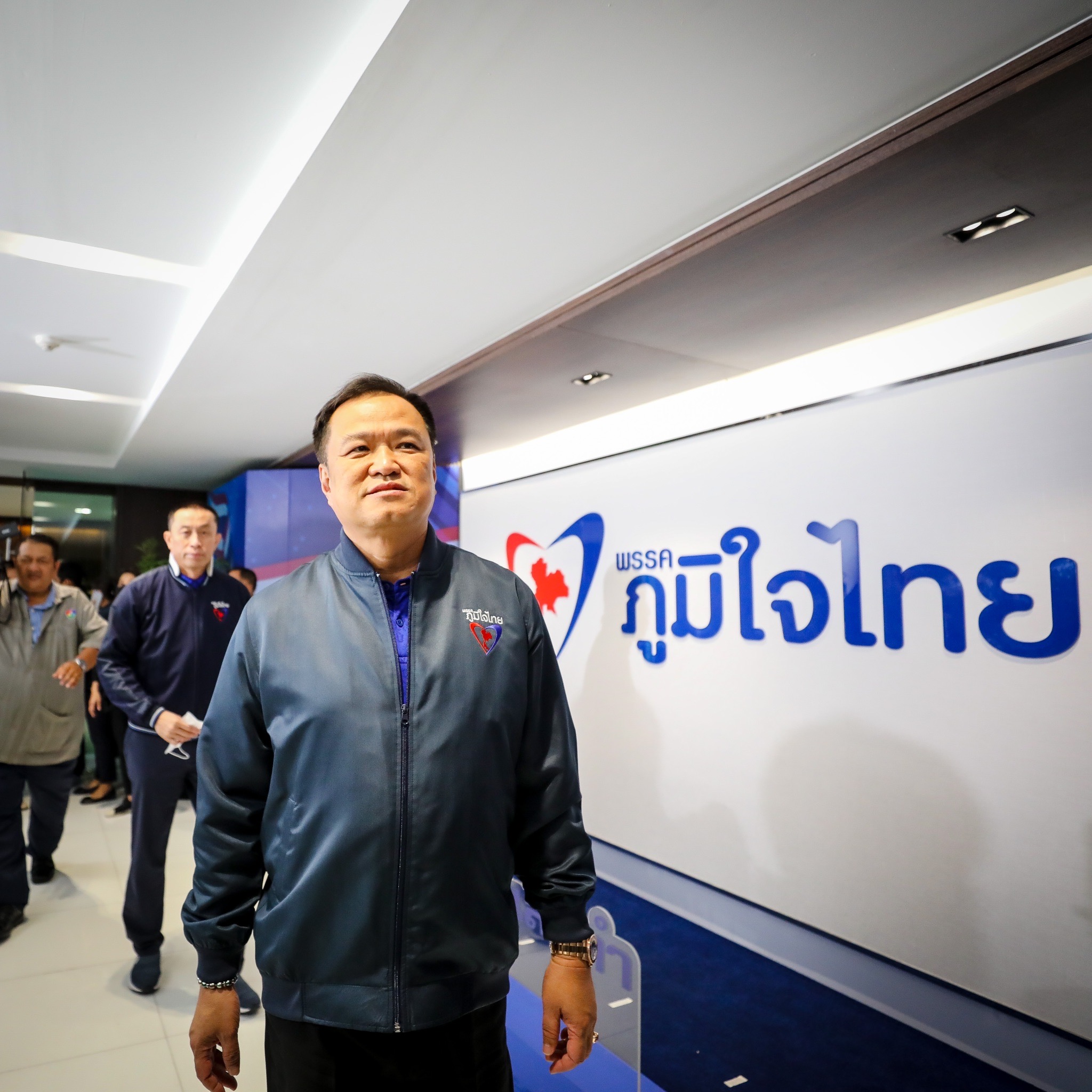 พรรคผมเน้นความยั่งยืน ! "อนุทิน" ตอบข้อครหาใช้เงินดูด ส.ส. เสริมแกร่งภูมิใจไทย ยันไม่ใช่พรรคเฉพาะกิจ ไม่รีบดึง ส.ส.เพื่อเป้าหมายระยะสั้น