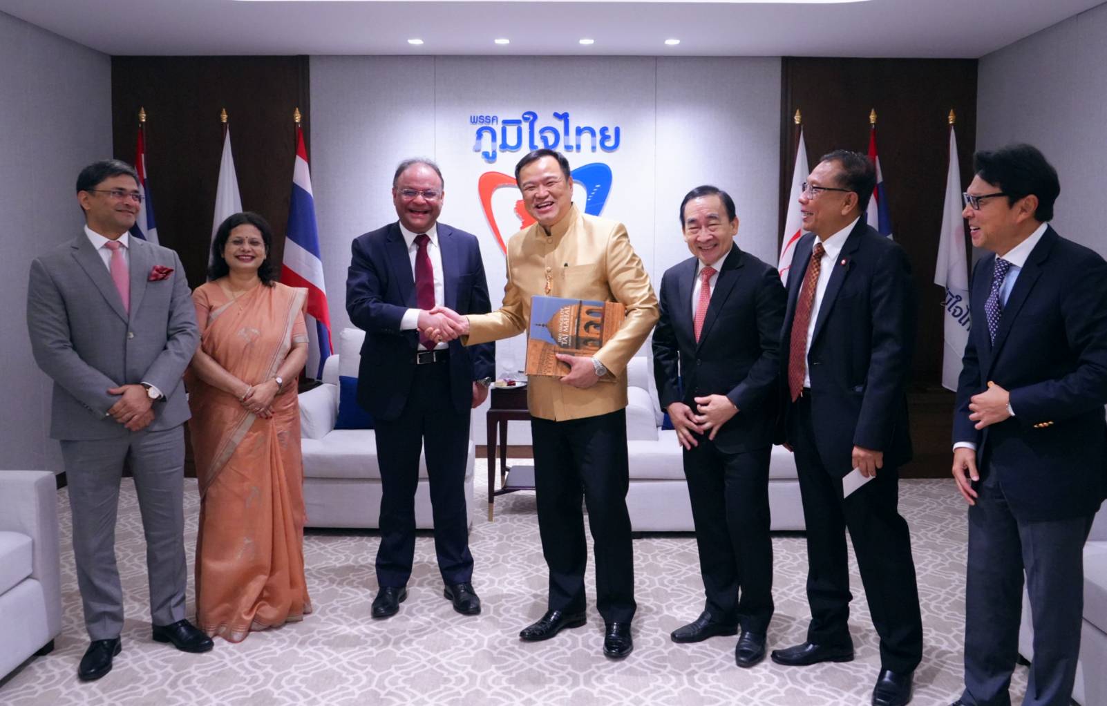 เอกอัครราชทูตอินเดียประจำราชอาณาจักรไทย เข้าพบ “อนุทิน” หารือประเด็น สาธารณสุข การท่องเที่ยว และการเมือง ภายหลังการเลือกตั้ง ทั้งสองฝ่ายเชื่อการเปลี่ยนแปลงนำประเทศไทยสู่แนวทางประชาธิปไตย