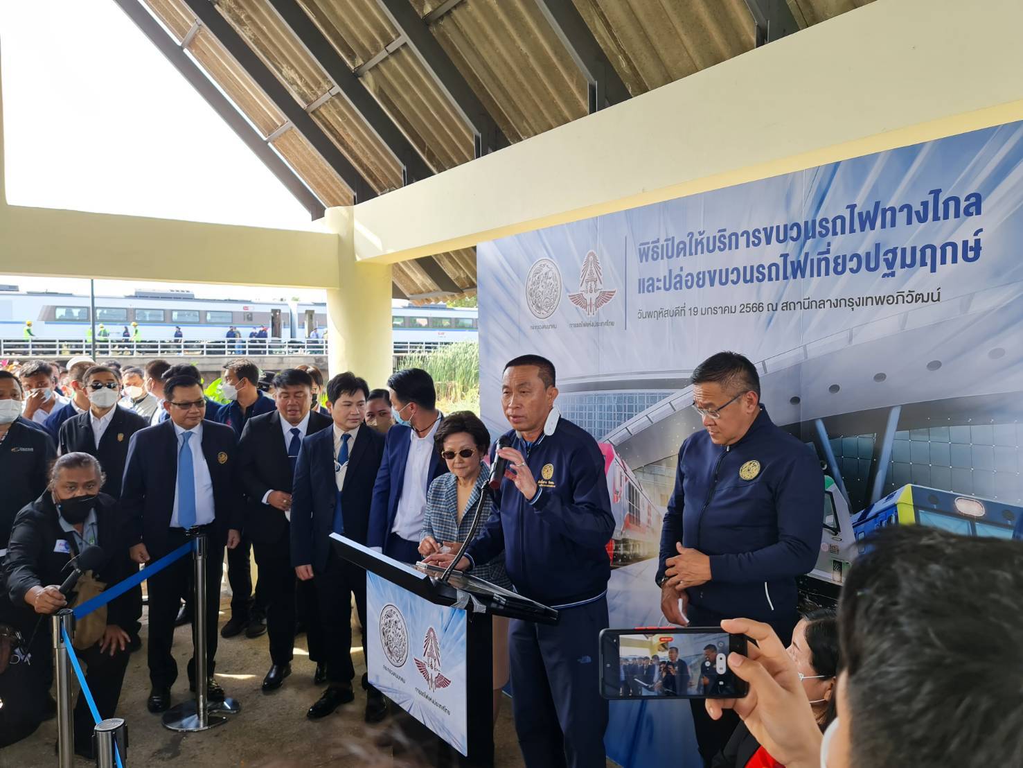 "ศักดิ์สยาม" สั่งการให้อำนวยความสะดวกในการเดินทางของประชาชน จัดรถ Shuttle Bus และรถเฉพาะกิจให้บริการฟรี 2 เส้นทาง เชื่อมต่อสถานีกลางกรุงเทพอภิวัฒน์ และสถานีกรุงเทพ (หัวลำโพง)