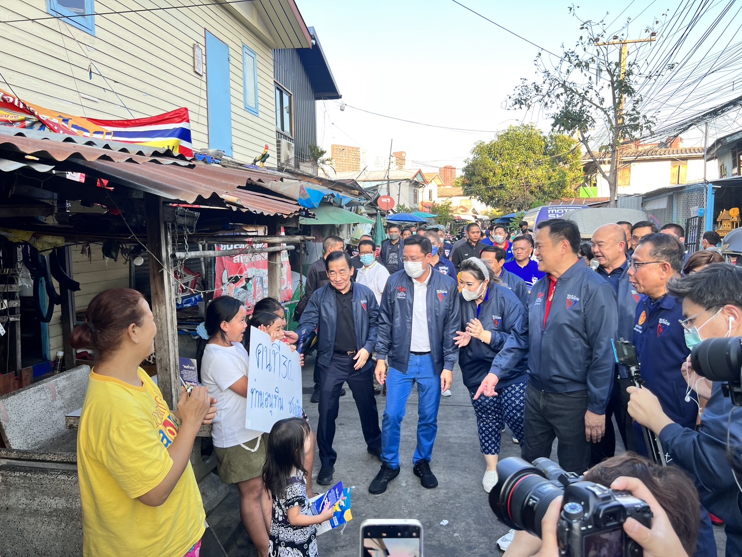 ลุย กทม.แล้ว ! "อนุทิน" ลงพื้นที่ ชุมชนโรงปูน ช่วย "ประเดิมชัย" หาเสียง สโลแกน "พูดแล้วทำ" ทุกนโยบาย ไม่ได้มาเล่นๆ แต่พร้อมทำจริงแน่นอน