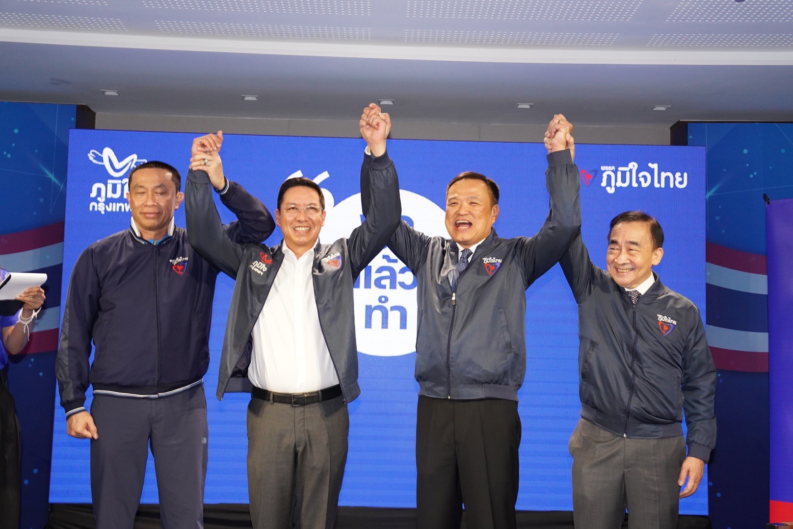 “อนุทิน” ขับตุ๊กๆ พา “พุทธิพงษ์” เข้า “ภูมิใจไทย” นำทีม กทม.สู้ศึกเลือกตั้ง ต่อยอดเป็นพรรคระดับประเทศ