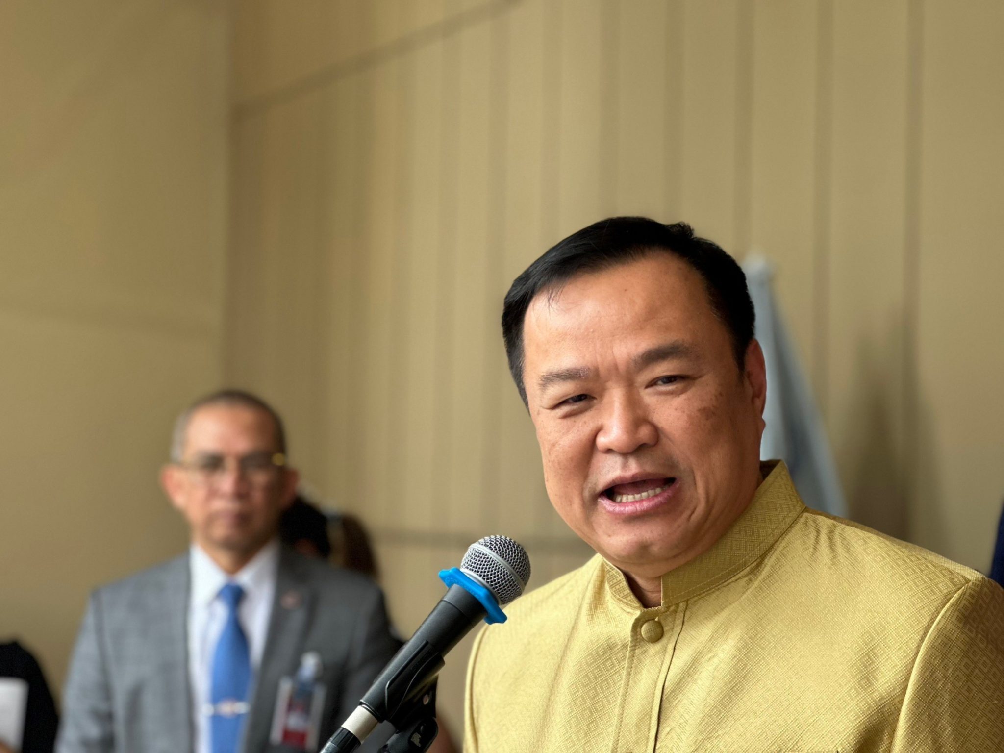 ภูมิใจไทยยังเป็นพรรคดูดอีกไหม ! “อนุทิน” ถามกลับหลังลือสะพัด “วีระศักดิ์” จ่อซบ “เพื่อไทย” ย้ำ การย้ายพรรคเป็นเรื่องปกติ กาลเวลาเป็นเครื่องพิสูจน์ ไม่กังวลขาดแกนนำโคราช