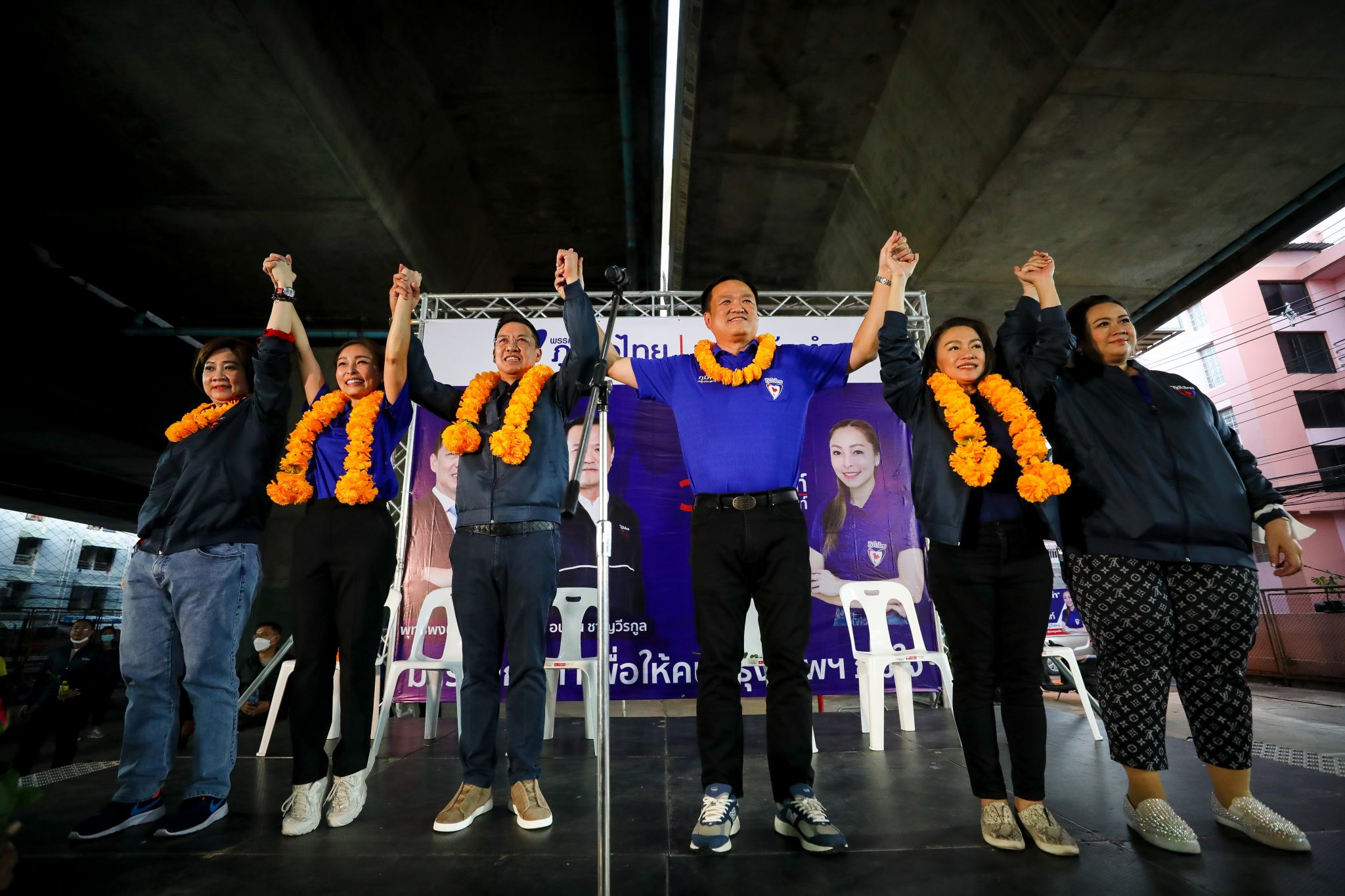 ลุย กทม. ต่อเนื่อง ! “อนุทิน” ลงพื้นที่ “ชุมชนวัดมะกอก – สามเสนใน” ช่วย “ภาดาท์” หาเสียง เผย กลยุทธ์ปราบยาเสพติด ครอบครองยาบ้า 1 เม็ด เป็นผู้เสพ ต้องบำบัด 2 เม็ดขึ้นไป โทษหนัก เป็นผู้จำหน่าย จ่อลงนามเร็วๆ นี้