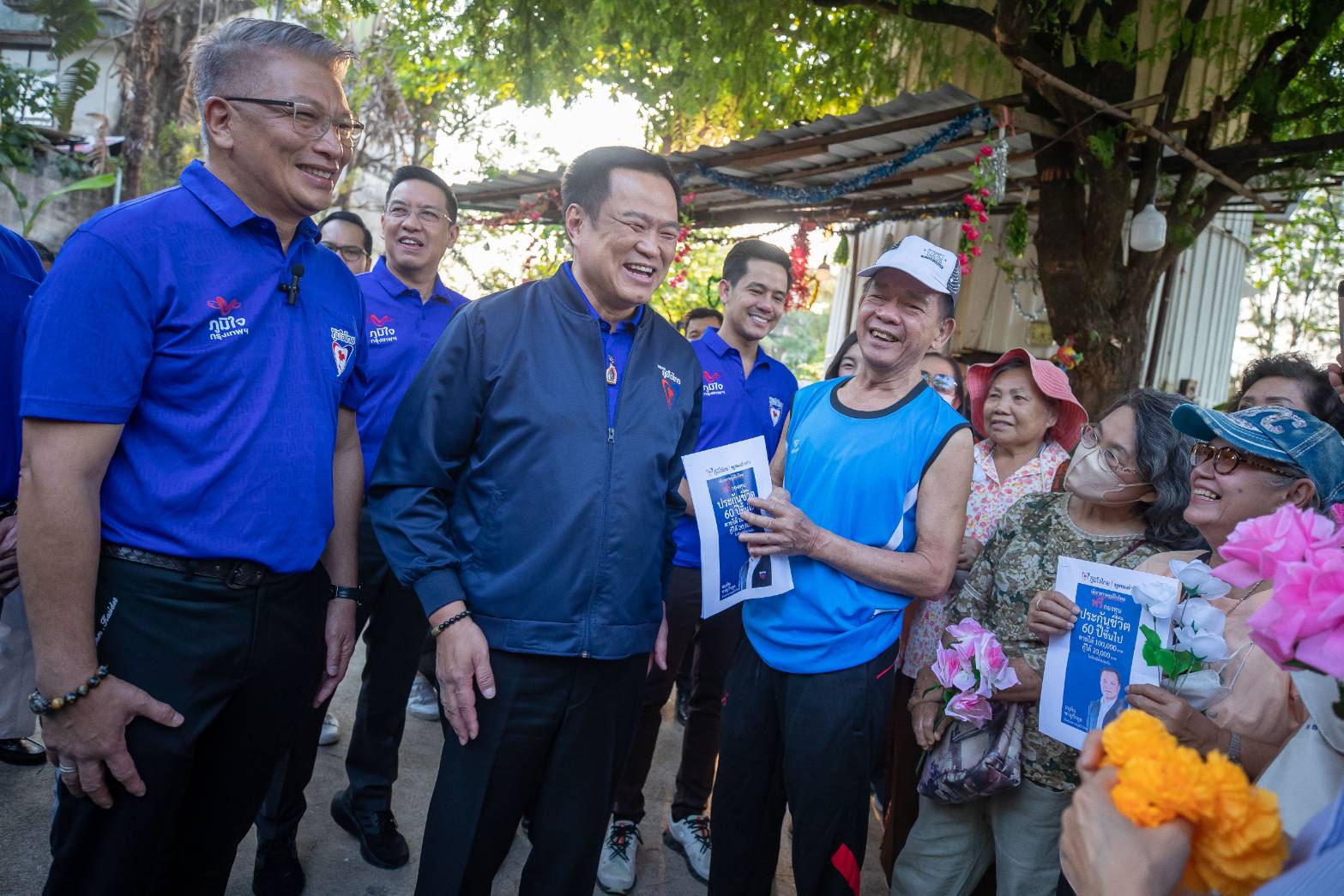 “อนุทิน” ปลื้ม “สมาชิกวงรอยัลสไปรท์ส"ชมนโยบายผู้สูงวัยโดนใจ ไม่ทอดทิ้งคนแก่ ขณะ ควง “กษิดิ์เดช” ลงพื้นที่ “หมู่บ้านเสนาฯ-วังทองหลาง” ขอคะแนนชาว กทม.