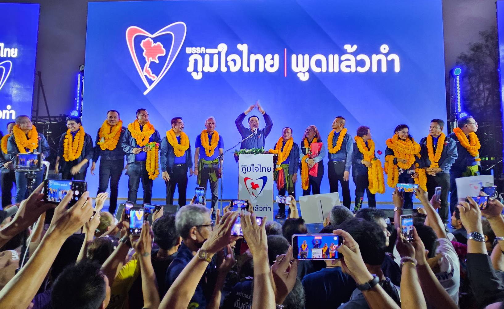 "อนุทิน" บุก "เมืองคอน" ประชาชนกว่า 1.5 หมื่นต้อนรับ ขอแจ้งเกิดคว้า ส.ส.ชูนโยบายสร้างสะพานเชื่อมขนอม - เกาะสมุย ดันท่องเที่ยวบูม