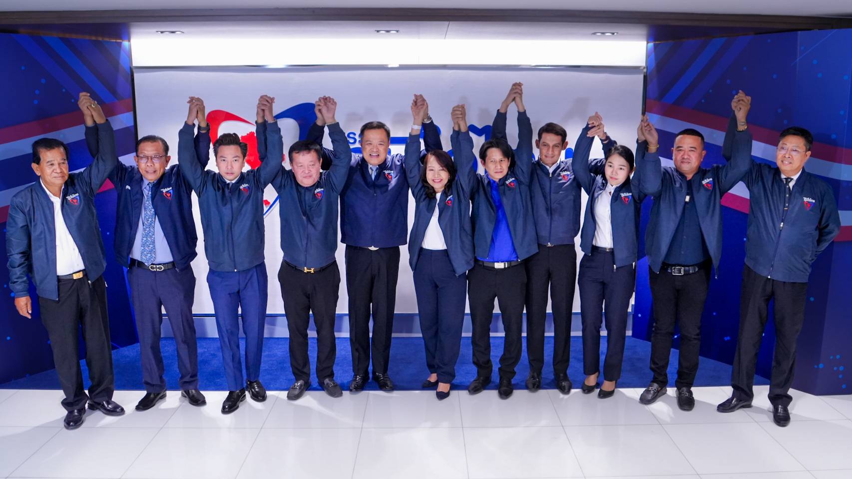 “อนุทิน” สวมเสื้อ ว่าที่ผู้สมัคร ส.ส.ปทุมธานี 7 เขต เน้นคนพื้นที่ มั่นใจได้รับโอกาสจากประชาชน ขณะที่ “เด็กบิ๊กแจ๊ส” ซบ ภท. เชื่อพัฒนาพื้นที่ปทุมธานีได้