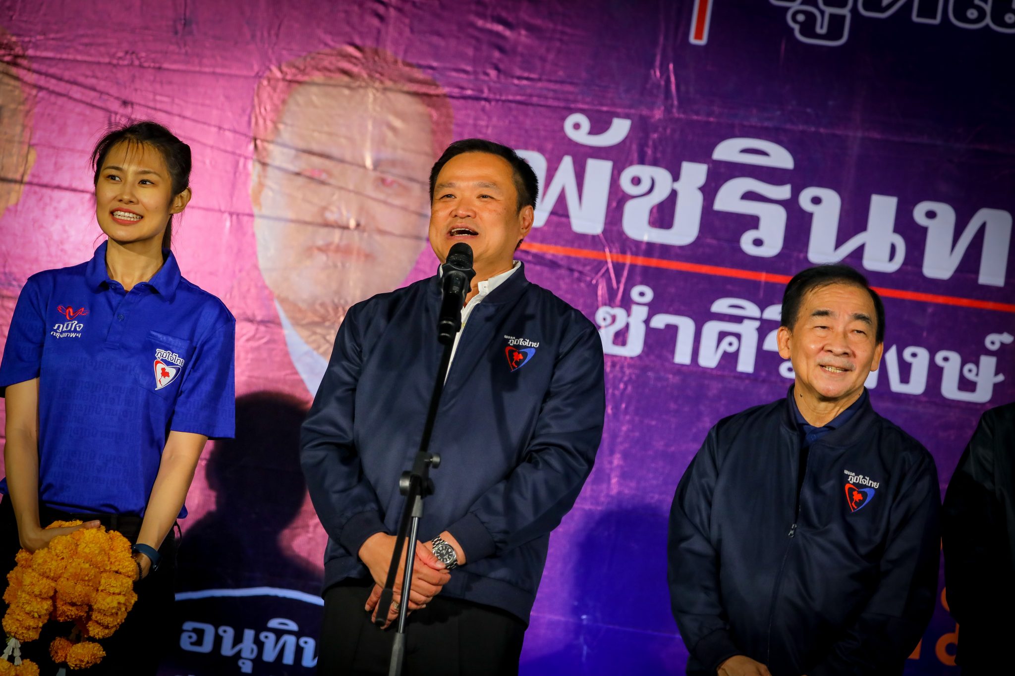 ลุยเมืองหลวงไม่หยุด ! “อนุทิน” ใช้บริการรถเมล์ EV ลงพื้นที่ “สาทร” ประกาศพา “พัชรินทร์” ชนะเลือกตั้ง ส.ส. เดินหน้าเข้าสภา สานฝันเป็นนายกฯ พร้อมเผยข่าวดี ชงค่าตอบแทน อสม. 2 พันบาท เข้างบฯ 67 แล้ว