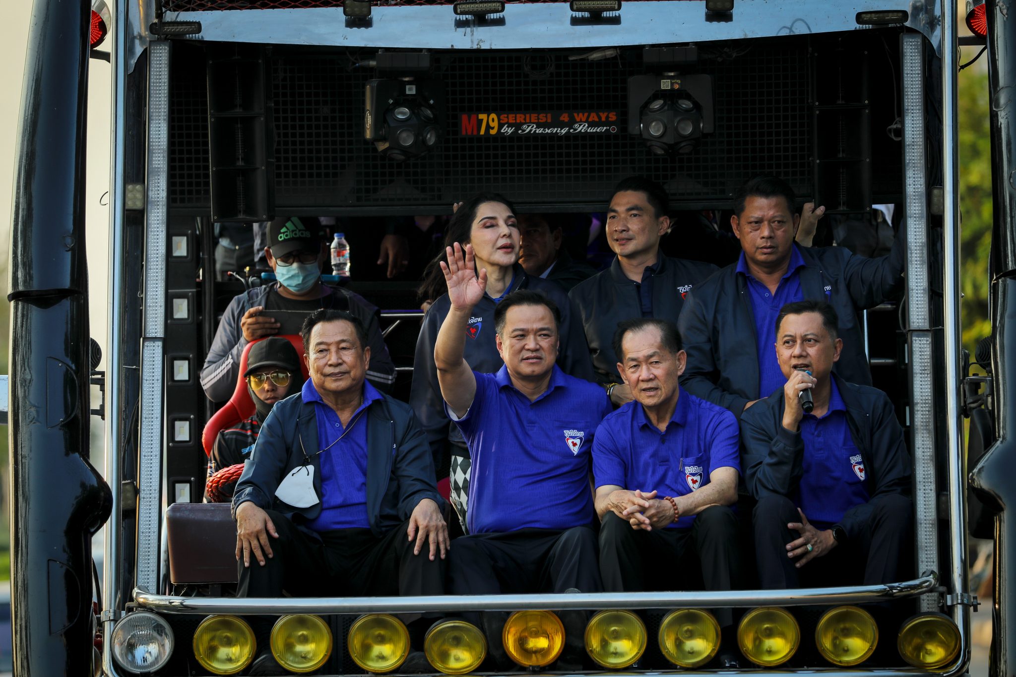 มืดฟ้ามัวดิน ! “ภูมิใจไทย” จัดเต็ม ลงพื้นที่ “กาญจนบุรี” ประชาชน 15,000 ร่วมฟังปราศรัย “อนุทิน” หวังตอกเสาเข็มแบบยกจังหวัด