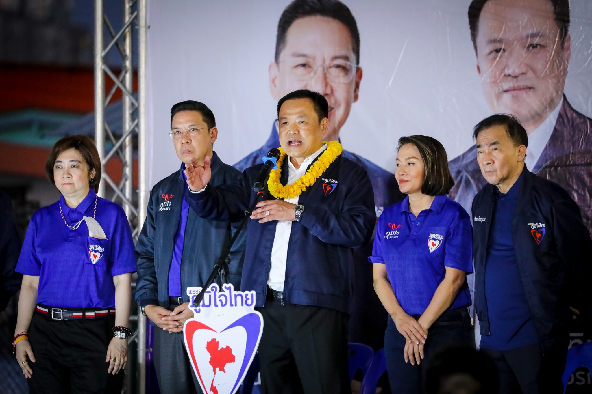 “อนุทิน” ลงพื้นที่ “ชุมชนคลองเตย” อ้อนชาวบ้านเลือก “กรณิศ” ดัน “อนุทิน” เป็นนายกฯ ย้ำ พร้อมยกระดับคนกรุงเทพฯ พูดจริง ทำจริง