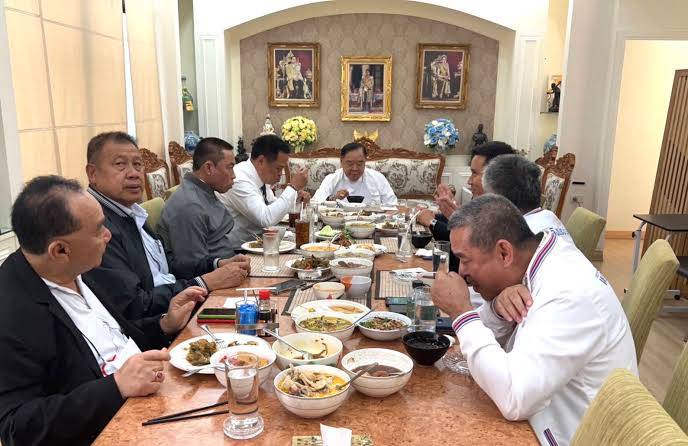 "อนุทิน" แจง ข่าวจากโต๊ะอาหารคลาดเคลื่อน ยืนยันพร้อมเป็นนายกฯถ้าประชาชนเลือก