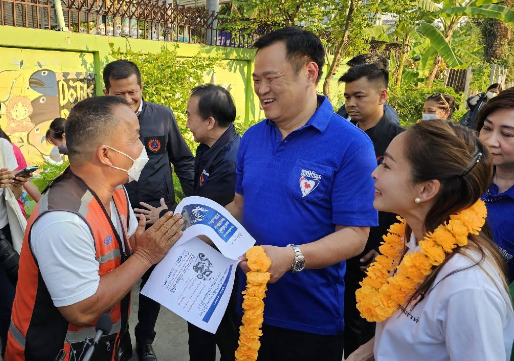 “อนุทิน” ช่วย “ภาดาท์” ลงพื้นที่ศูนย์พัฒนาเด็กเล็ก วัดไผ่ตัน พบประชาชนปลื้ม นโยบายมอเตอร์ไซค์ไฟฟ้า ชี้ ลดภาระประชาชน รักษาสิ่งแวดล้อม