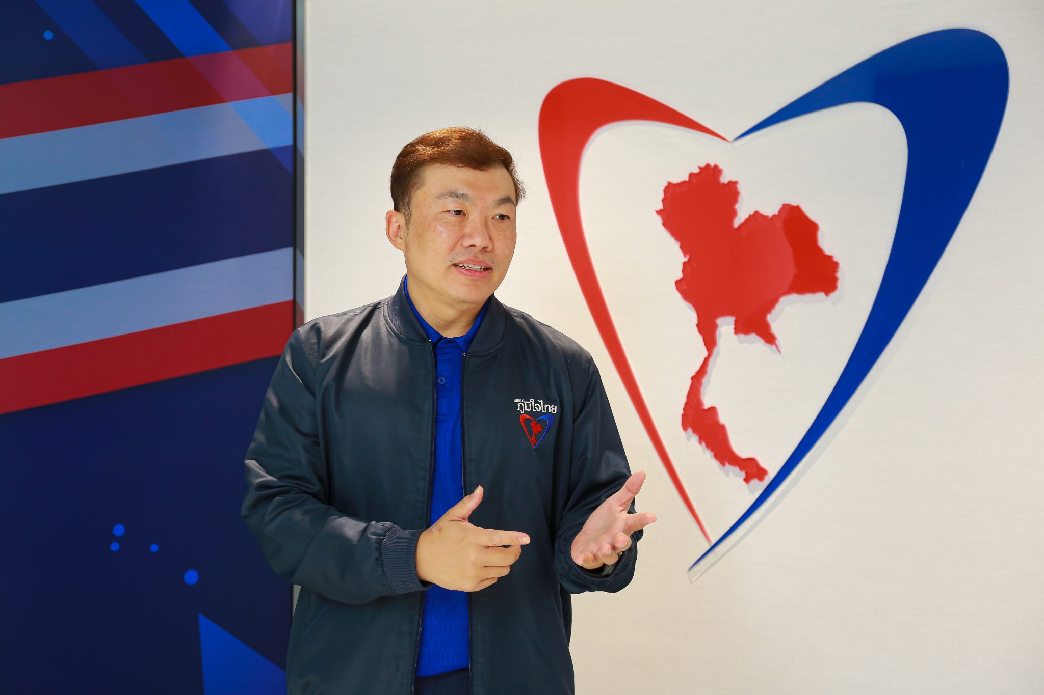 “ภูมิใจไทย” ร่วมเวทีดีเบตสภาองค์กรของผู้บริโภค ยืนยันนโยบาย “ฟรีหลังคาโซล่าเซลล์ ลดค่าไฟฟ้า หลังคาเรือนละ 450 บาท มอเตอร์ไซค์ไฟฟ้า ผ่อน เดือนละ 100 บาท 60 งวด ” โดยคาดว่าจะติดตั้ง 21 ล้านหลังคาเรือน ประหยัดค่าไฟ 450 บาท เป็นการ ลดรายจ่าย เพิ่มรายได้ สร้างงานมหาศาล