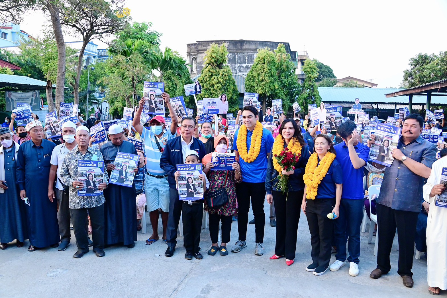 รมช.มนัญญา ไทยเศรษฐ์ พร้อมด้วย นายศุภชัย ใจสมุทร ลงพื้นที่ของ ส.ส.กรณิศ งานสุคนธ์รัตนา เขตคลองเตย กทม.