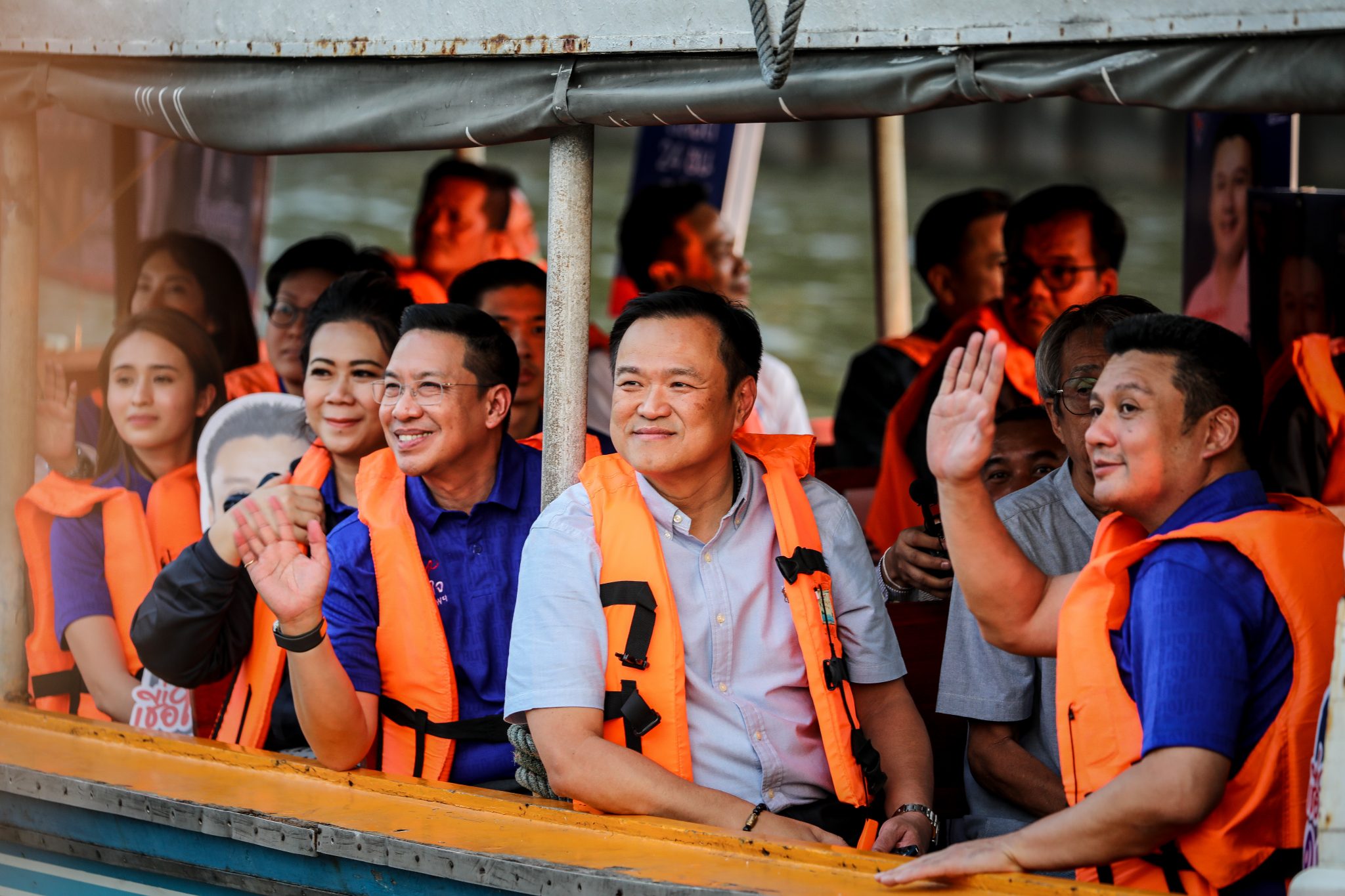 สู้สุดใจพื้นที่ กทม. ! “อนุทิน” นำทีม “ภูมิใจไทย” ล่องเรือทักทายประชาชนริมฝั่งแม่น้ำเจ้าพระยา ลงพื้นที่ชุมชนวัดสุวรรณาราม ช่วย “จักรพันธ์” หาเสียง ประเมิน พรรคมีคะแนนเพิ่มทุกวัน