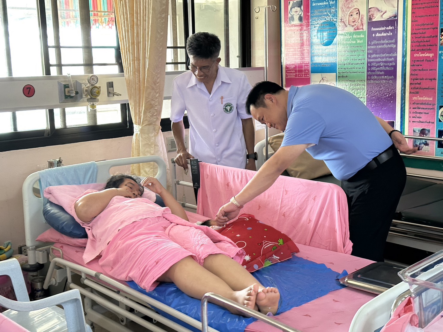 ประชาชน แพทย์ พยาบาล ต้อนรับชื่นมื่น ! "อนุทิน" ตรวจเยี่ยม "รพ.จะนะ" ขอบคุณ บุคลากรการแพทย์ ทำงานเต็ม 100% ดูแลสุขภาพประชาชน