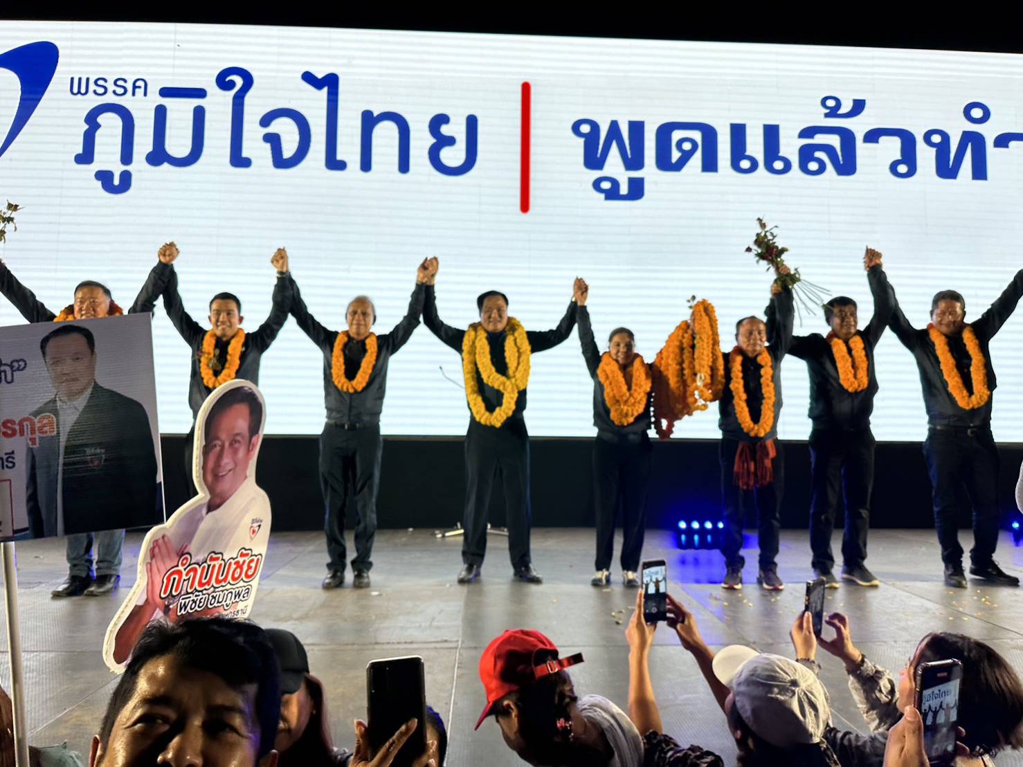 “อนุทิน” ลงพื้นที่สุราษฎร์ธานี ช่วย 7 ผู้สมัครหาเสียง ประกาศเป็นบุญพาวาสนาส่ง หากเจาะไข่แตก ได้รับใช้พี่น้องชาวสุราษฯ วางเป้าภาคใต้ ต้องกวาด ส.ส.เพิ่ม ย้ำ ด้ามขวานไทย ต้องเป็นด้ามขวานทอง