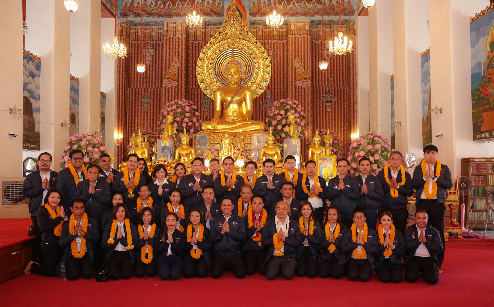 ผู้สมัคร ส.ส.กทม. พรรคภูมิใจไทย เดินทางพร้อมกันด้วยรถเมล์ไฟฟ้า ไปสมัครและจับหมายเลขอย่างพร้อมเพรียงทั้ง 33 เขต จากนั้น ไปกราบสักการะขอพรสิ่งศักดิ์สิทธิ์ วัดชนะสงคราม