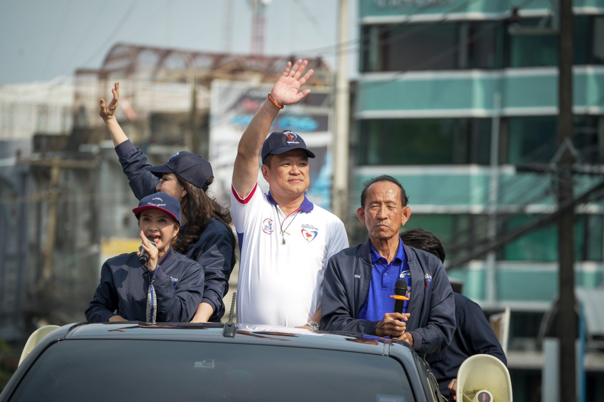 “อนุทิน” ลงพื้นที่ “จันทบุรี” ขึ้นรถแห่รอบเมือง ชู จุดแข็งผู้สมัคร “คนพื้นที่ มีประสบการณ์ ทำงานจริง”