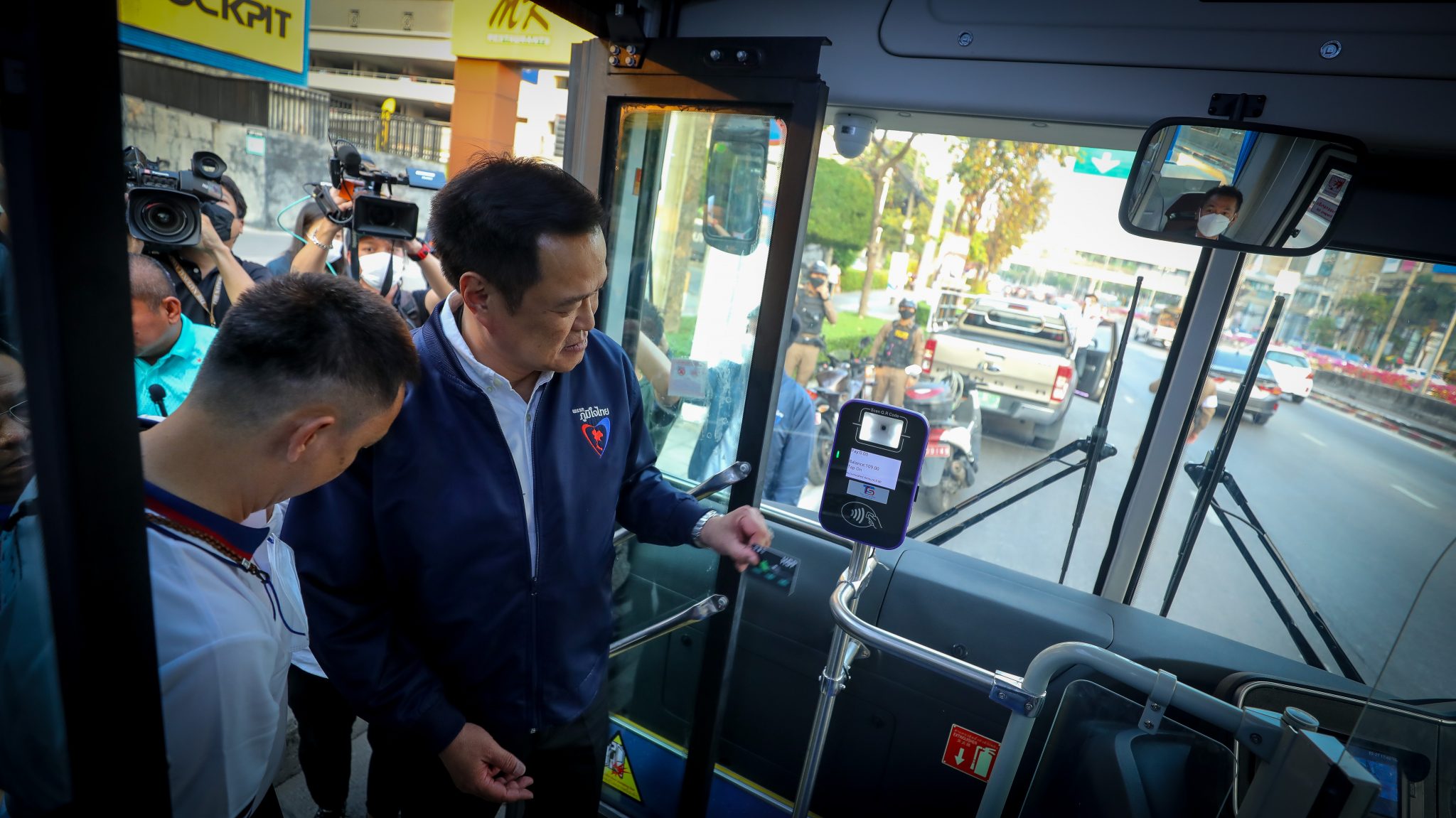 “อนุทิน” ชูผลงาน “ภูมิใจไทย” แก้ PM 2.5 แล้ว หลังจัดหารถเมล์ EV บริการทั่วกรุงฯ ลดปล่อยควันพิษ