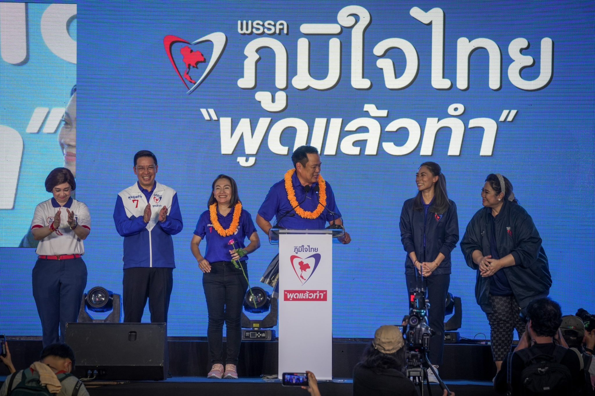 "ภูมิใจไทย" หาเสียงกลางกรุงฯ กองเชียร์ล้น "สวนเบญจสิริ" ด้าน "อนุทิน" ประกาศสร้างโรงพยาบาล 4 มุมเมือง ยกระดับสุขภาพคน กทม.