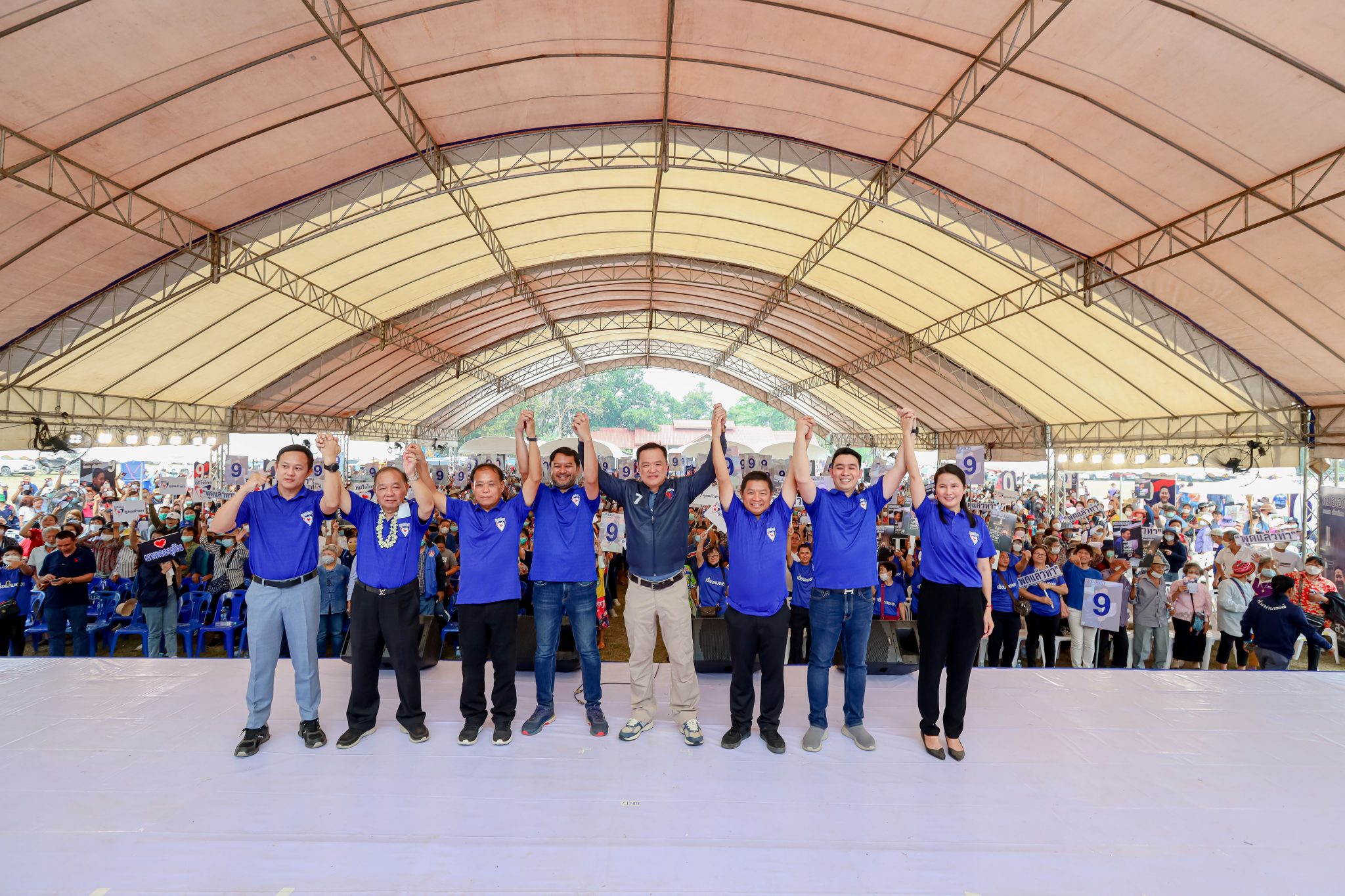 ขอบคุณเจ้า ! “อนุทิน” ปลื้ม “ชาวเชียงราย” ต้อนรับแน่น ก่อนประกาศสโลแกน “อู้แล้วยะ” ไม่ขายฝัน พูดจริง ทำจริง ชู 3 นโยบายเด็ด เน้นเรื่องสุขภาพ เครื่องฉายรังสีทุกจังหวัด ศูนย์ไตเทียมทุกอำเภอ ประกันชีวิตผู้สูงวัย