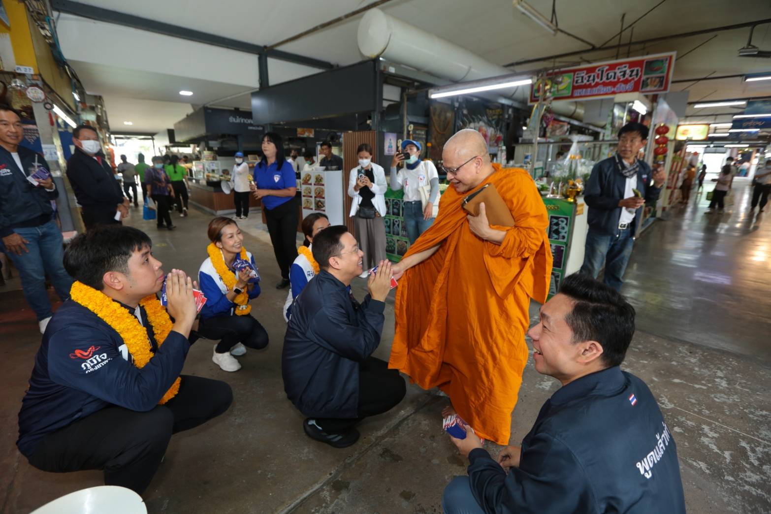 “พุทธิพงษ์” นำทัพ รวมพลผู้สมัครภูมิใจไทย ลุยหาเสียง ตลาดบองมาเช่ เขตจตุจักร ประชาชนให้การตอบรับอย่างดี