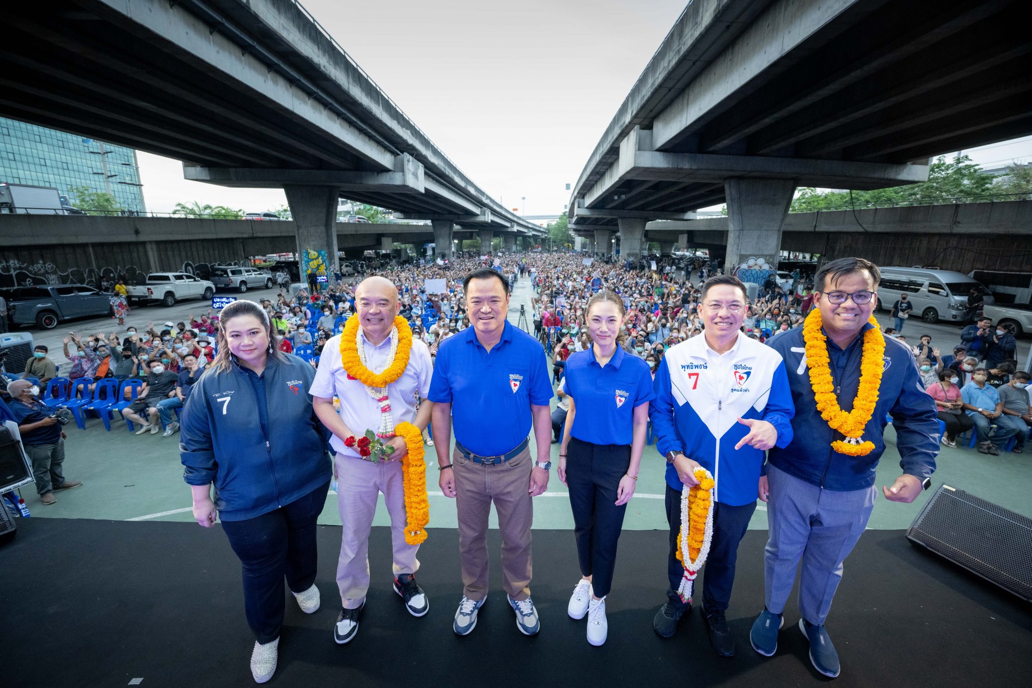 สุดคึกคัก ! มวลชน 5,000 คน ฟัง “ภูมิใจไทย” ปราศรัยใต้ทางด่วนลาดพร้าว “อนุทิน” ประกาศ ส.ส.ภูมิใจไทย พร้อมเป็นสุนัขรับใช้ประชาชน ทำงานสุดชีวิต ซื่อสัตย์สุดหัวใจ ชู เขตวังทองหลาง ต้องมีโรงพยาบาลรัฐ