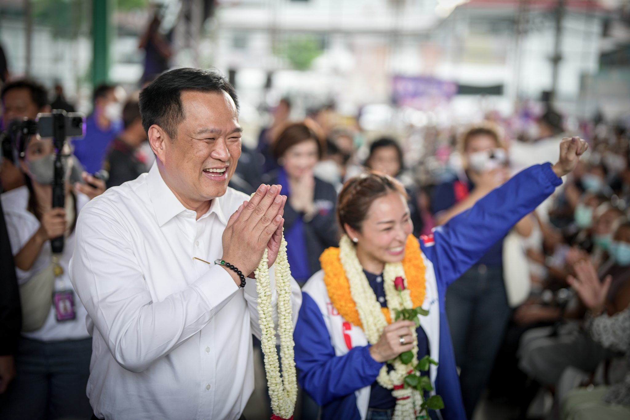 วางอุเบกขา ใช้สติสู้ ! “อนุทิน” โชว์นิ่ง ต้อนรับด้วยรอยยิ้ม หลัง “ชูวิทย์” บุกป่วนเวทีดินแดง ขณะช่วย “ภาดาท์” หาเสียง ด้านประชาชนตะโกนลั่น “เรามาฟังอนุทิน”