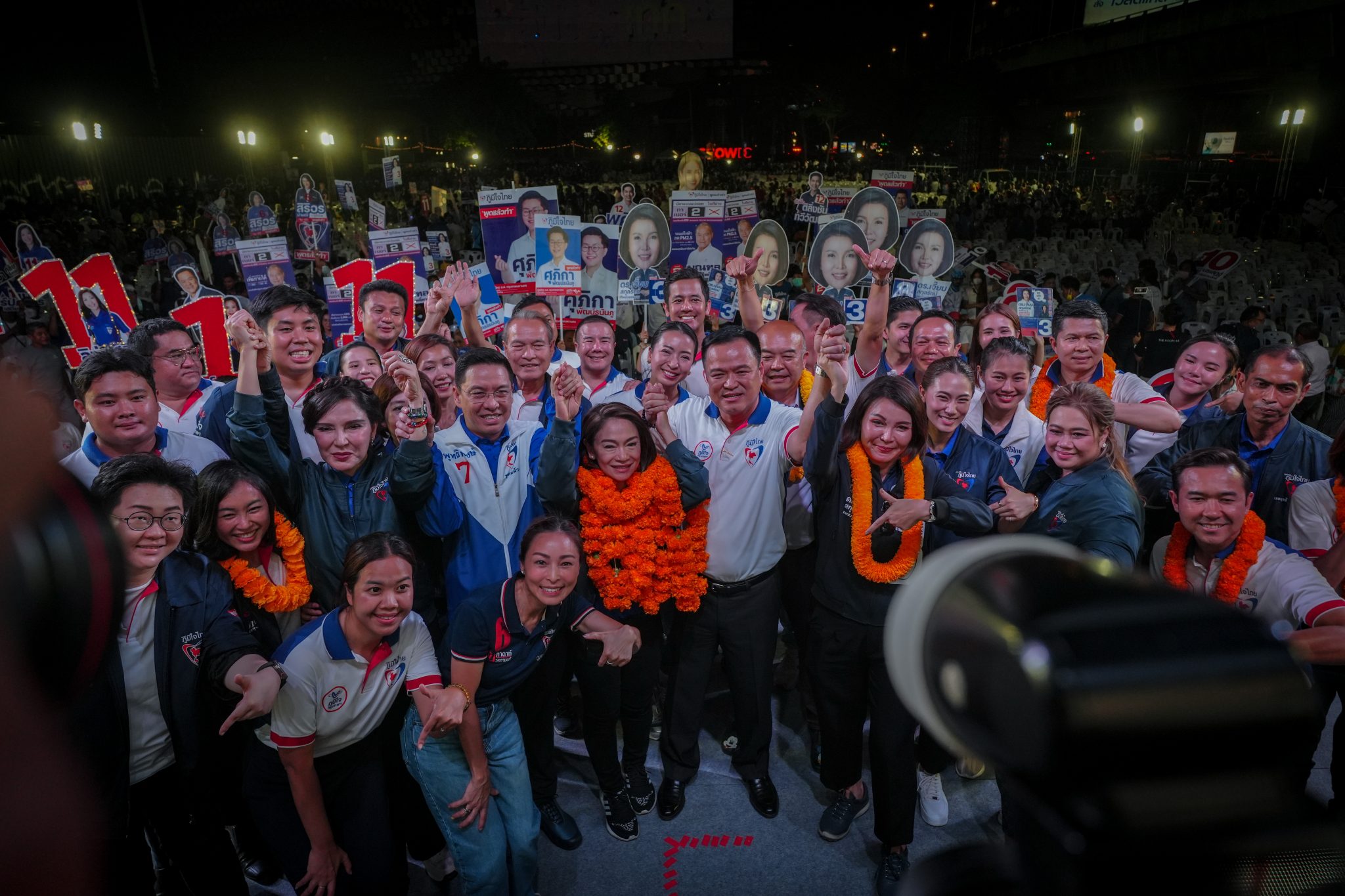 ครึ่งหมื่นกระหึ่มลาน Show DC ! "อนุทิน" ยกทัพ "ภูมิใจไทย" ปราศรัยใหญ่เมืองกรุงเทพฯ ด้าน "พุทธิพงษ์ ชวนติด แฮ็ชแท็ก #อนุทินไปต่อไม่รอแล้วนะ หลังลุงหลานยังซัดกันหนัก