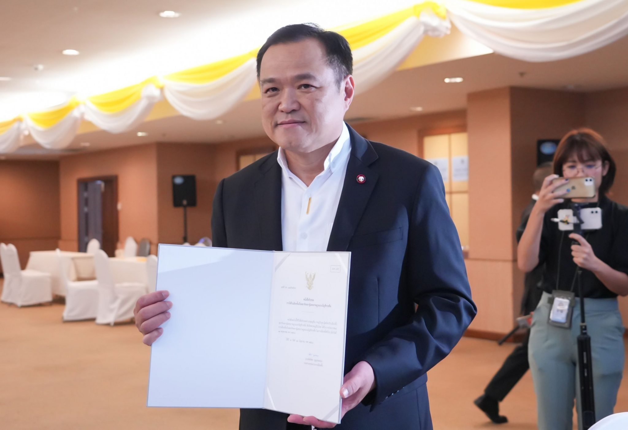 "อนุทิน" รับหนังสือ กกต.รับรองสถานะ ส.ส. ย้ำ เป็นพรรคอันดับ 3 ไม่สร้างความวุ่นวาย