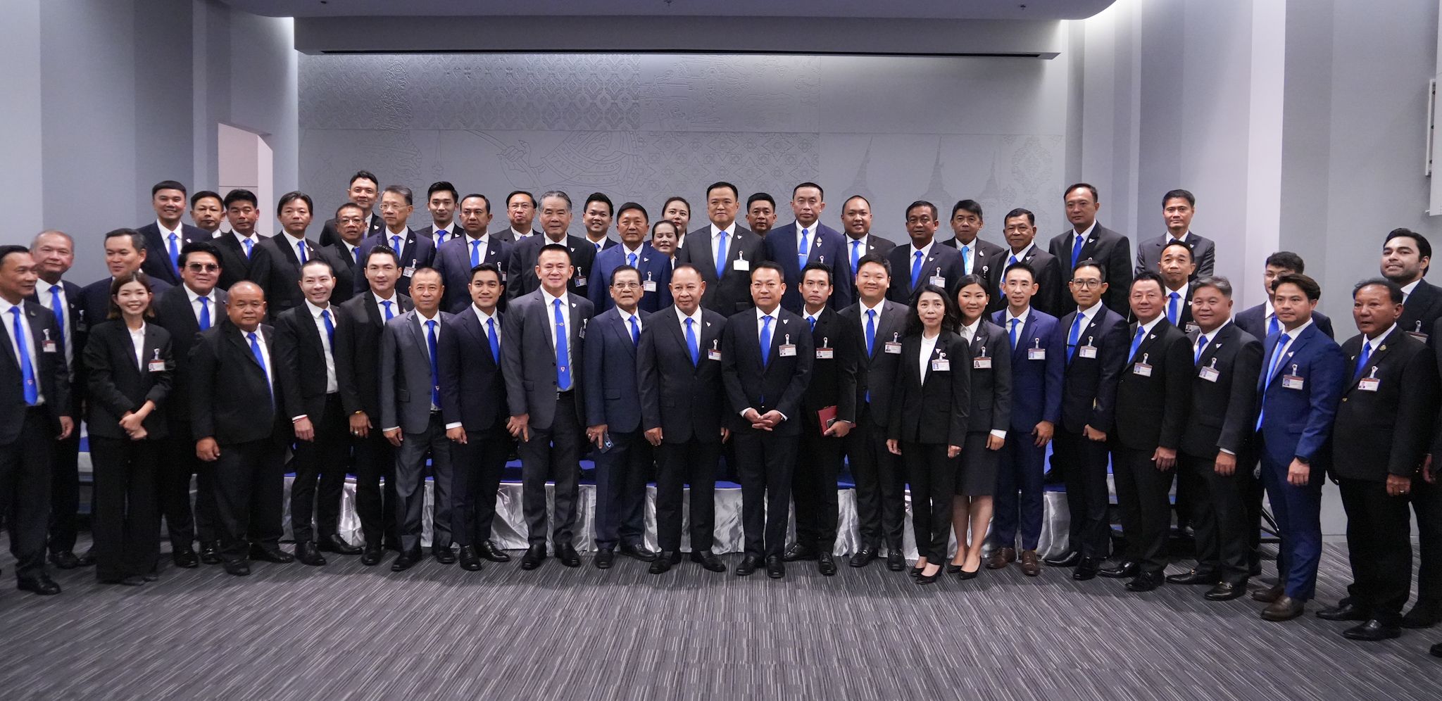 "อนุทิน" นำทีม "ภูมิใจไทย" รายงานตัวสภาฯ ประกาศเลือก ประธานฯ ไม่แตกแถว งงข่าวซื้องูเห่า ยัน ไม่มีคนจ่าย