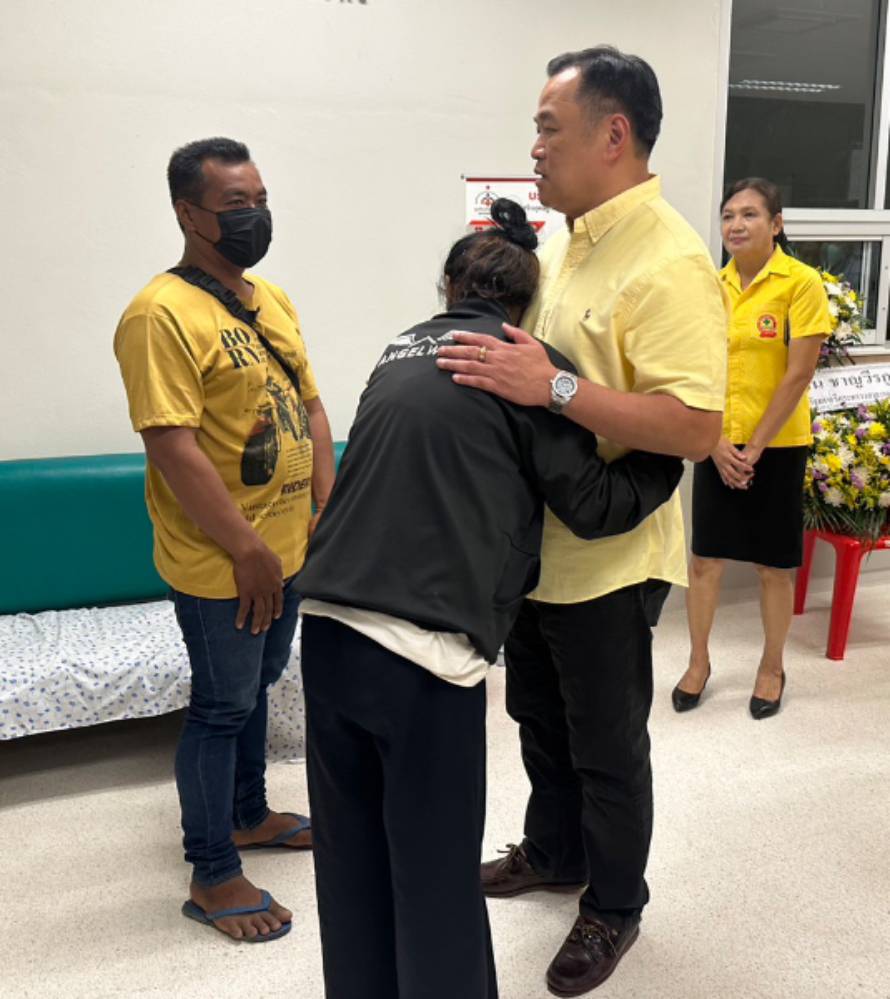 "อนุทิน" ให้กำลังใจ มารดาผู้บริจาคอวัยวะ หลังปฏิบัติภารกิจ "หัวใจติดปีก" ที่ จ.ร้อยเอ็ด คืบหน้าล่าสุด การผ่าตัดลุล่วง