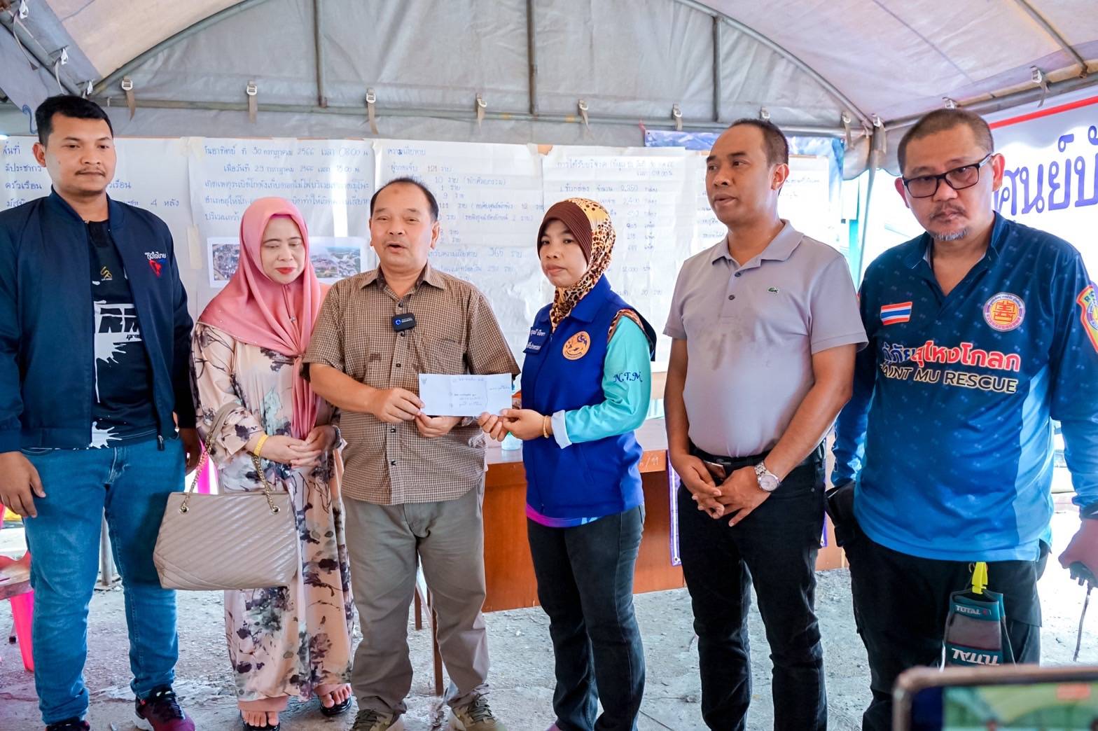 คณะ ส.ส.นราธิวาส พรรคภูมิใจไทย รุดเยี่ยมประชาชนประสบภัย โกดังเก็บประทัดระเบิด ที่ ตำบลมูโนะ อ.สุไหงโก-ลก จ.นราธิวาส