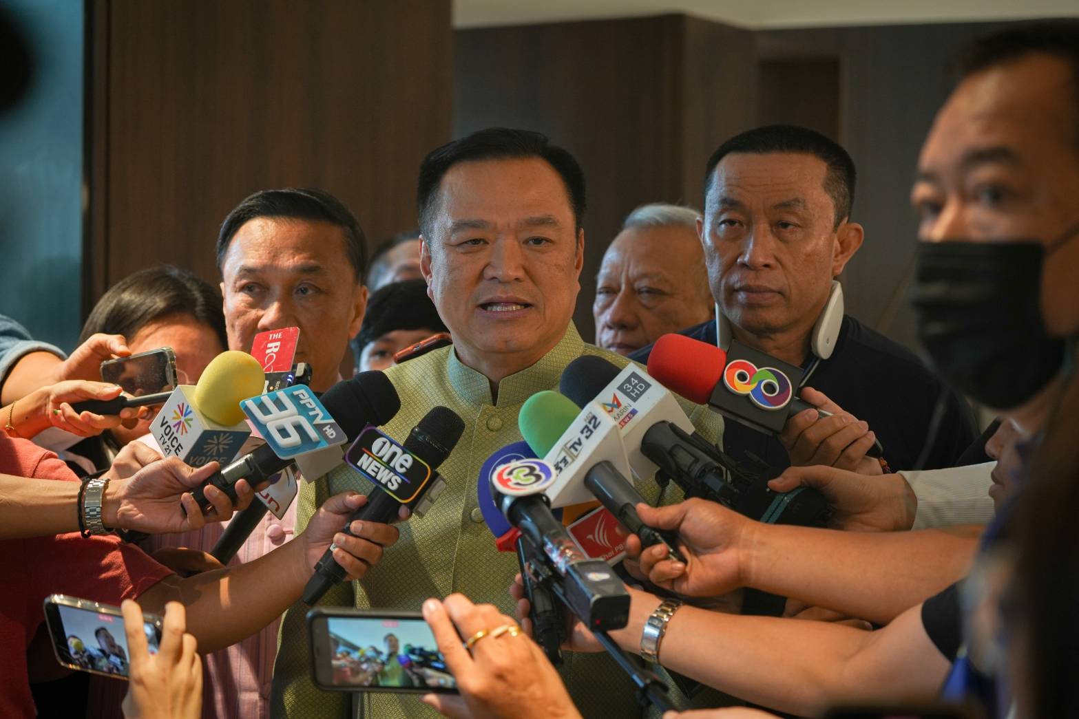 "อนุทิน" ฮัมเพลง เจ้ากบ ปัดนัยยะการเมือง แค่โพสต์รูปคู่รถเก่า หน้าเหมือนกบ ปัดจีบ "สุชาติ ชมกลิ่น" เข้าสังกัด