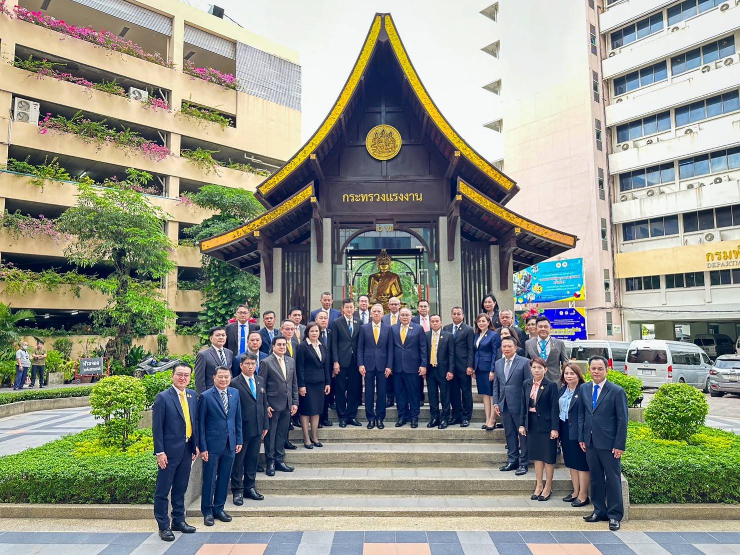 ‘พิพัฒน์' ถือฤกษ์ดีสักการะสิ่งศักดิ์สิทธิ์เข้ากระทรวงแรงงาน วันแรก ยัน พร้อมเดินเครื่องทำงานทันที