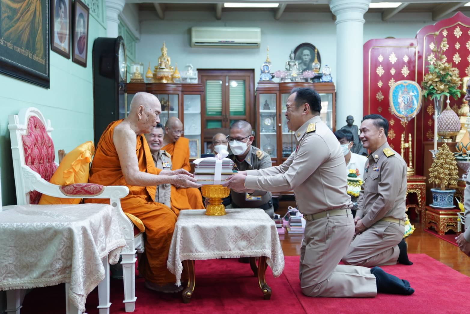 มาจากประชาชน ต้องช่วยเหลือประชาชน ! "อนุทิน" เข้าเฝ้าพระสังฆราช - ไหว้สิ่งศักดิ์สิทธ์ นำ รมช. เข้า ก.มหาดไทยวันแรก ก่อนย้ำแนวทางทำงาน บุคลากร มท.ต้อนรับอบอุ่น