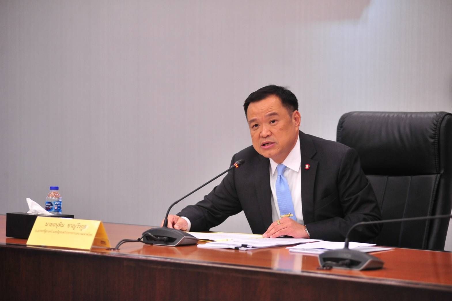 มท.1 หารือร่วมหน่วยงานที่เกี่ยวข้องพิจารณาแนวทางควบคุม การครอบครอง การพกพาอาวุธปืน เครื่องกระสุน สิ่งเทียมปืน เน้นย้ำ 8 มาตรการควบคุมอาวุธปืน เครื่องกระสุน สิ่งเทียมปืน เพื่อความปลอดภัยให้กับพี่น้องประชาชน