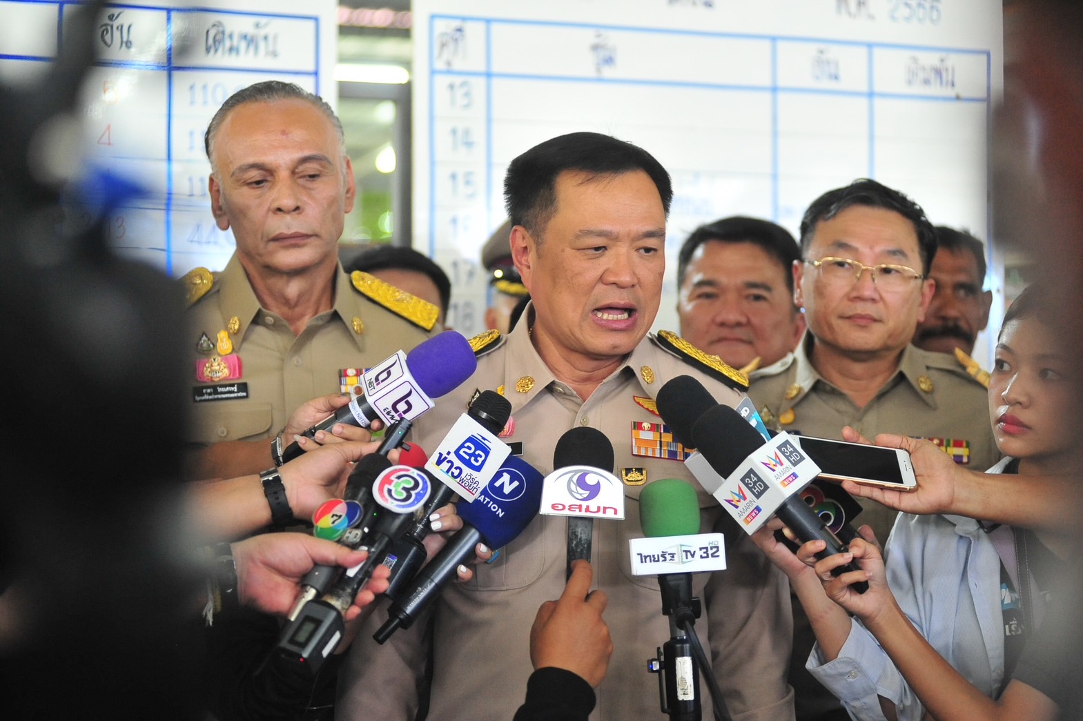 ไม่ใช่เจ้าหน้าที่ ที่มีหน้าที่ ห้ามพกปืนเด็ดขาด ! "อนุทิน" ยกเหตุ บ่อนไก่นครปฐม ตอบคำถามทำไมต้องจัดระเบียบปืน