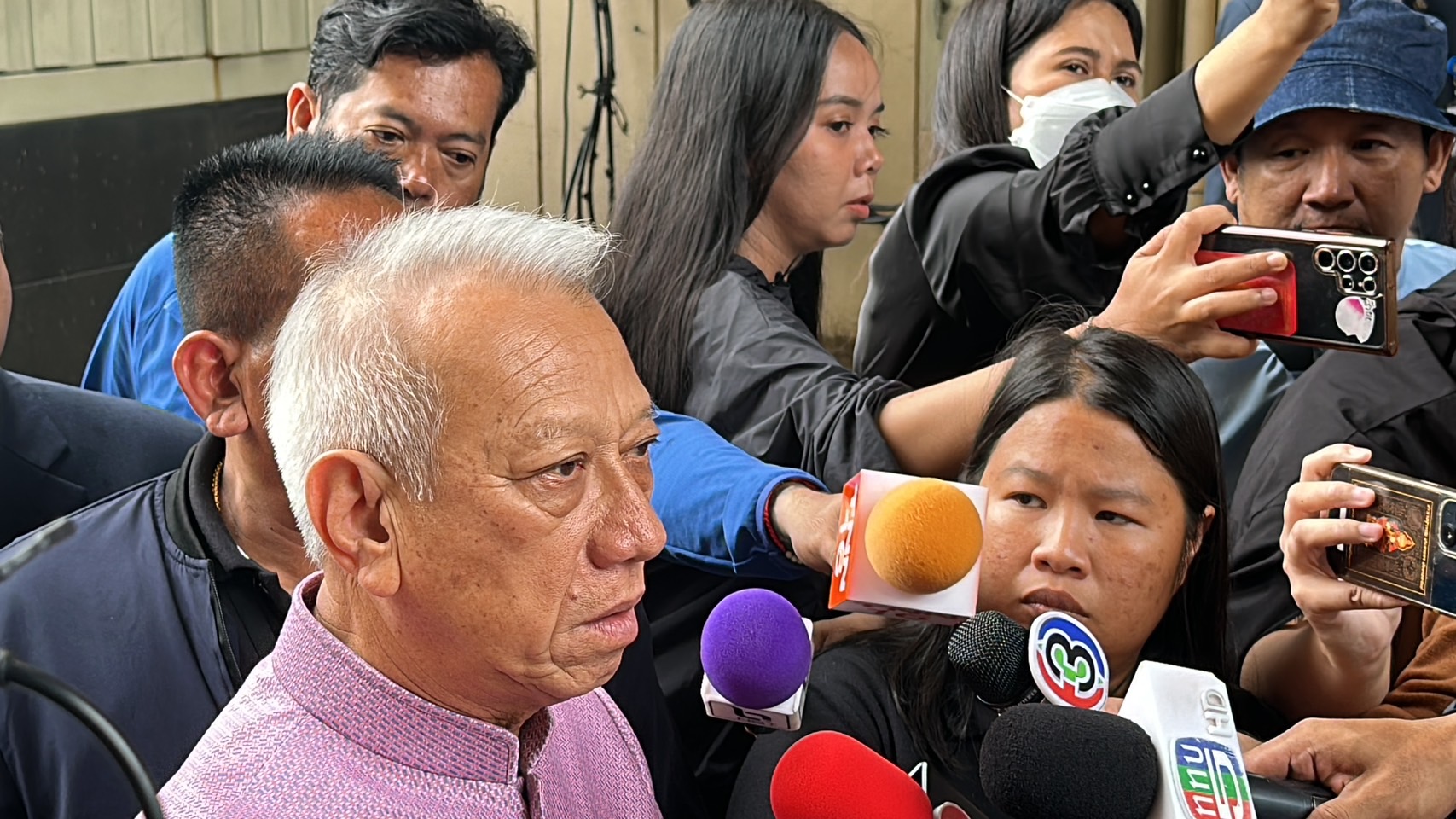 "พิพัฒน์” ย้ำแรงงานไทยเที่ยวแรก 10 คน ถึง 12 ต.ค.แน่ เผยยอดคนขอกลับพุ่ง 2.9 พัน ยันตรวจสอบด่วน หลังมีกระแสแรงงานบางส่วนถูกขายต่ออีกทอด ขอบคุณฝ่ายค้าน เสนอแนะแนวทางรองรับแรงงาน เตรียมหารือนายกฯ เบิกงบกลางเยียวยาหากสถานการณ์สงบส่งกลับทำงานตามเดิม