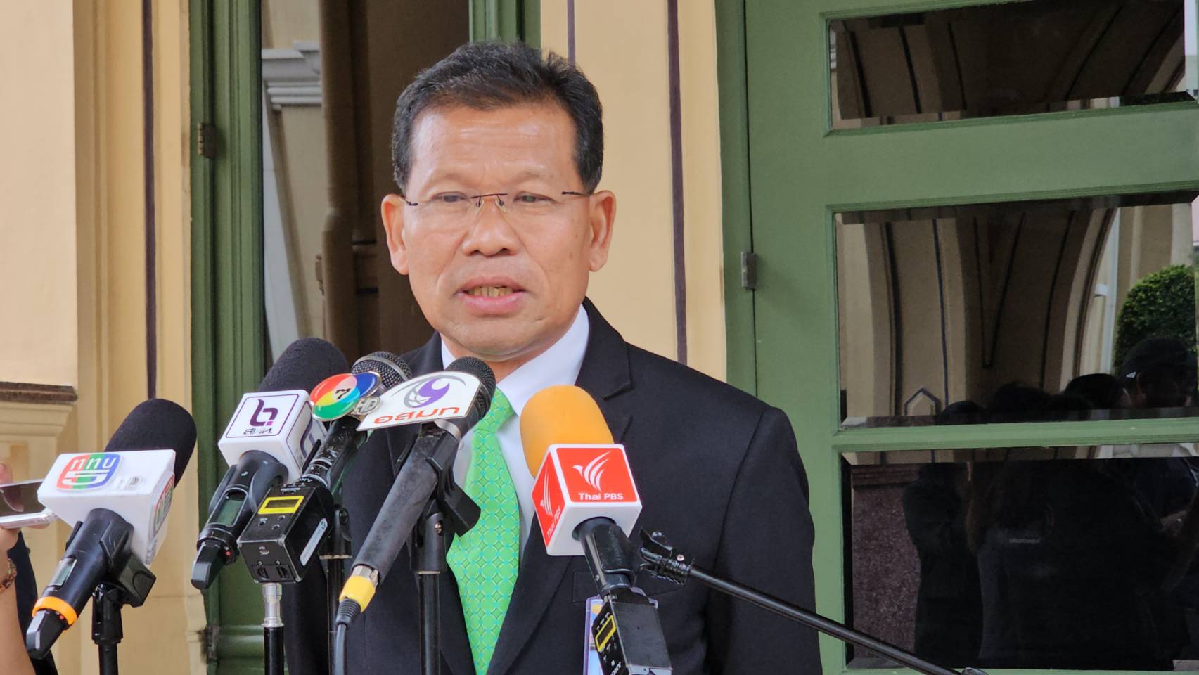 "คารม" รองโฆษกรัฐบาลเผย ก.แรงงานไม่มีนโยบายเก็บเงินค่ารถบัสไปสนามบินสุวรรณภูมิ จำนวน 2,500 บาท ย้ำ คชจ.การเดินทางไปทำงานอิสราเอลขึ้นอยู่กับอัตราแลกเปลี่ยน ณ ตอนนั้น