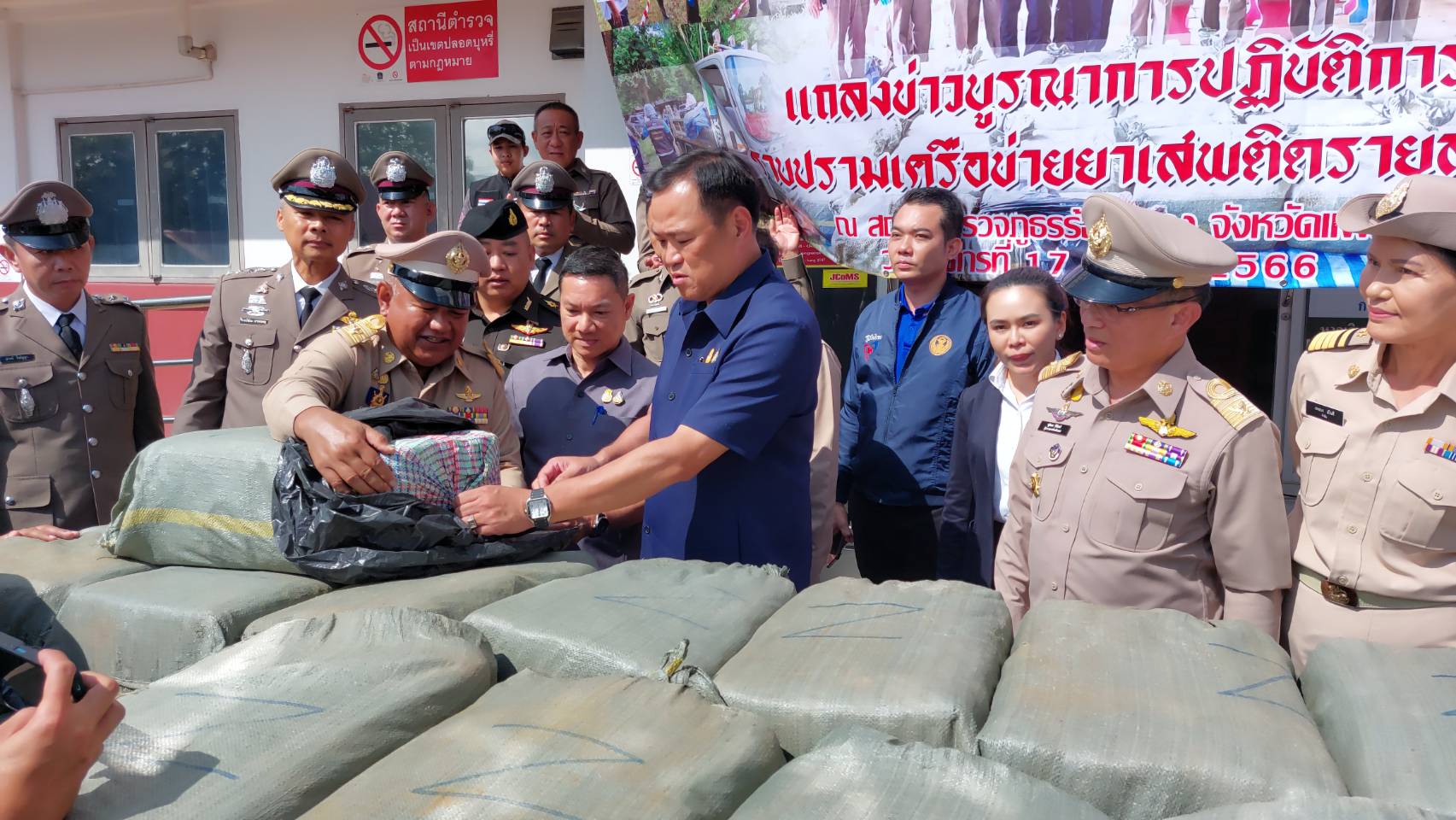 เป็นศัตรูกับยาเสพติด ! “อนุทิน” ประกาศนโยบายมหาดไทย ชื่นชมความสำเร็จ ฝ่ายปกครอง – ความมั่นคง จ.แพร่ หลัง จับยาบ้า 7.6 ล้านเม็ด