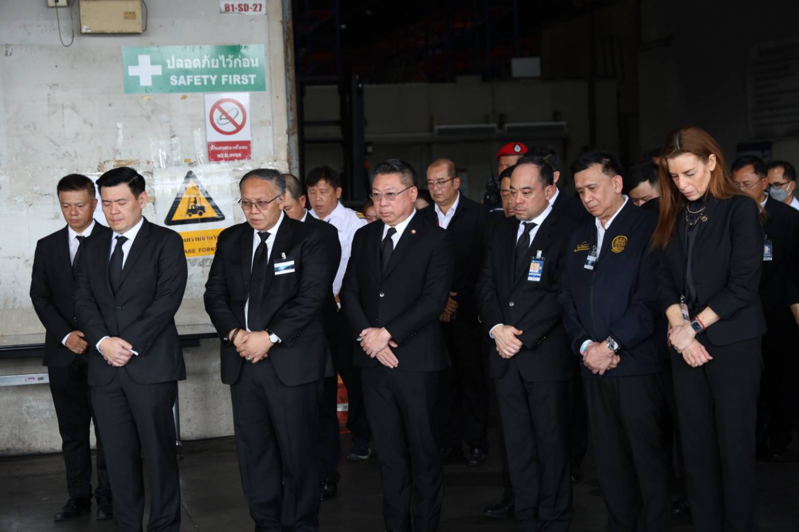 "สิรภพ" ส่งร่าง 8 แรงงานไทยกลับสู่มาตุภูมิ พร้อมร่วมวางพวงหรีดแสดงความอาลัย