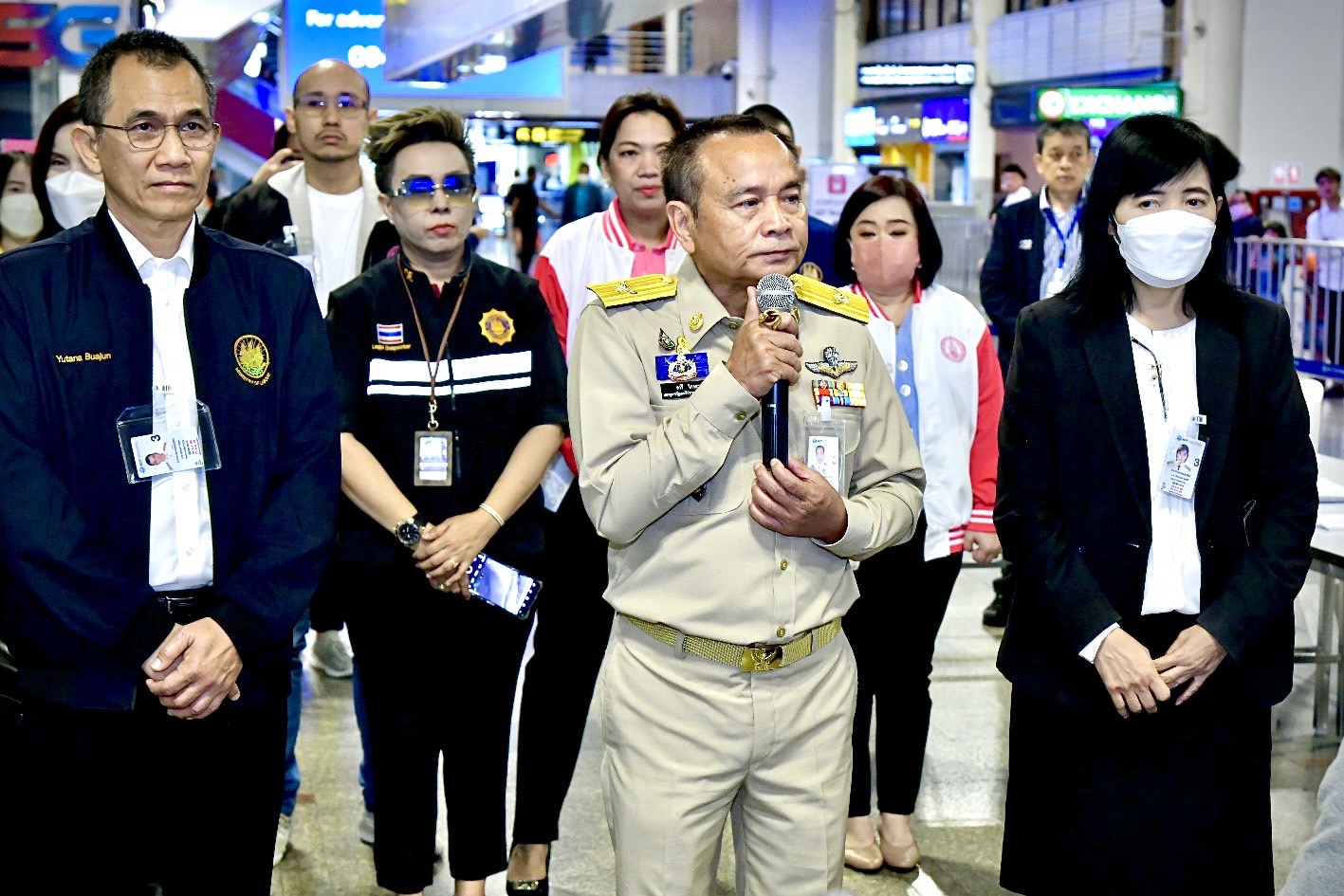 รมว.แรงงาน พิพัฒน์ มอบ เลขาฯ อารี นำทีมต้อนรับอีก 180 แรงงานไทยจากอิสราเอลกลับถึงดอนเมืองแล้ว ขณะที่ยอดรวมทะลุ 7,415 คน