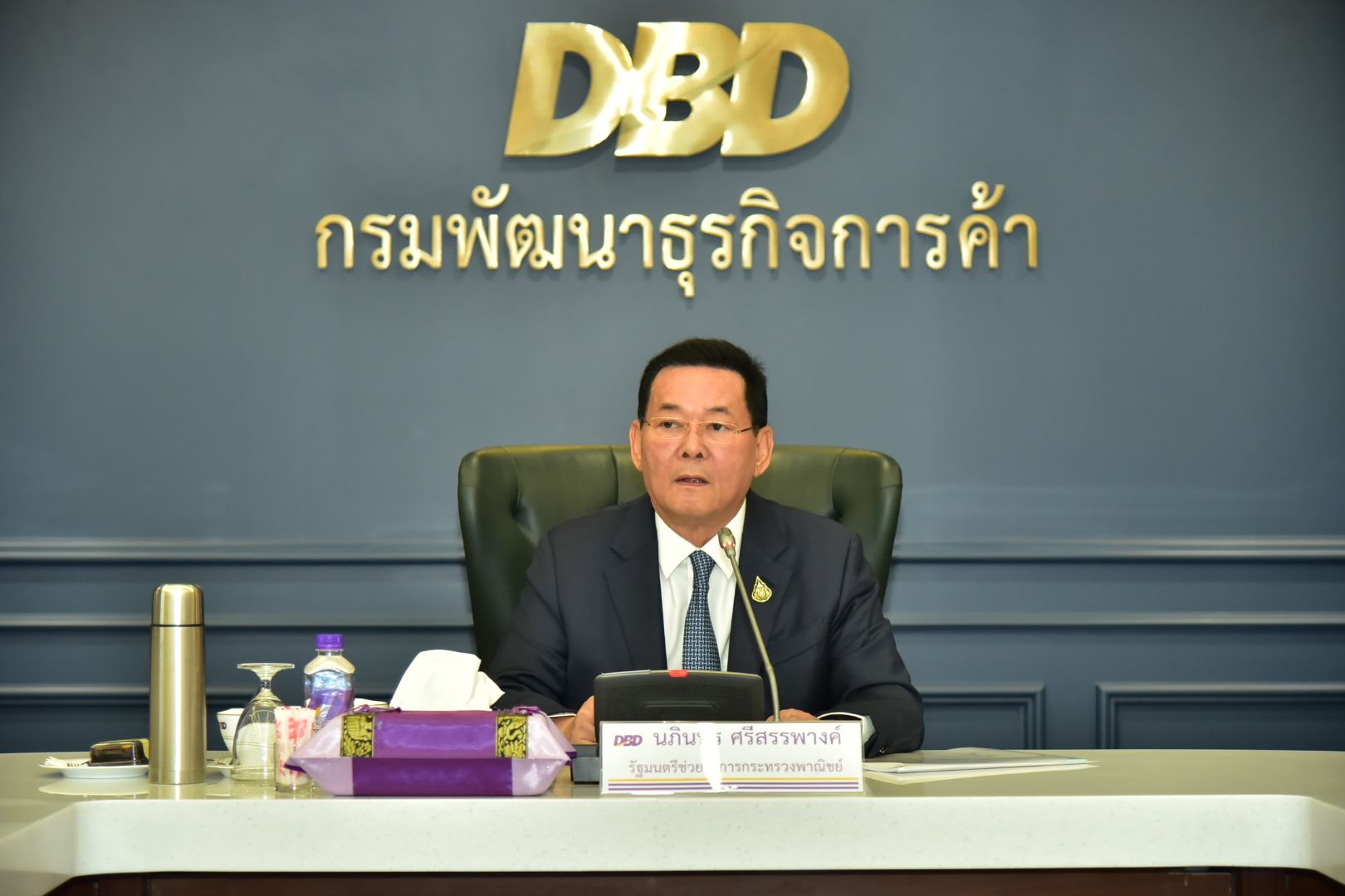 "มีความรู้ กู้เงินได้ ขายของดี มีกำไร ใช้หนี้ทัน" "รมช.พณ.นภินทร" ถก 12 สถาบันการเงิน เพิ่มโอกาสให้คนตัวเล็ก ดัน SMEs ไทยโต 40% ของ GDP