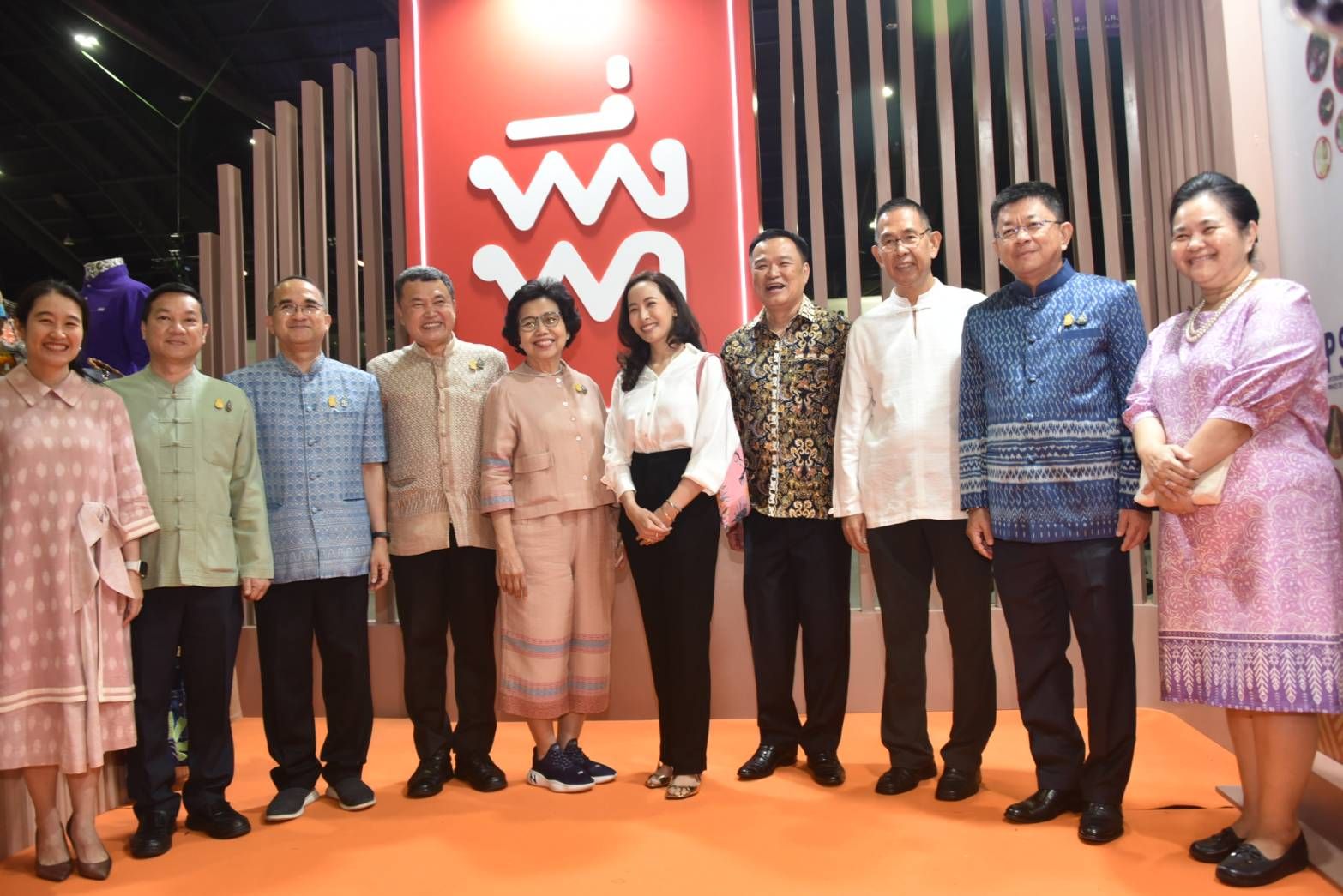 มท.1 เยี่ยมชมงาน OTOP Midyear 2023 วันสุดท้าย เผยยอดจำหน่ายทะลุถึง 375 ล้านบาท เชิญชวนอุดหนุน ซื้อของไทย ใช้ของไทย เงินทองหมุนเวียนในประเทศ