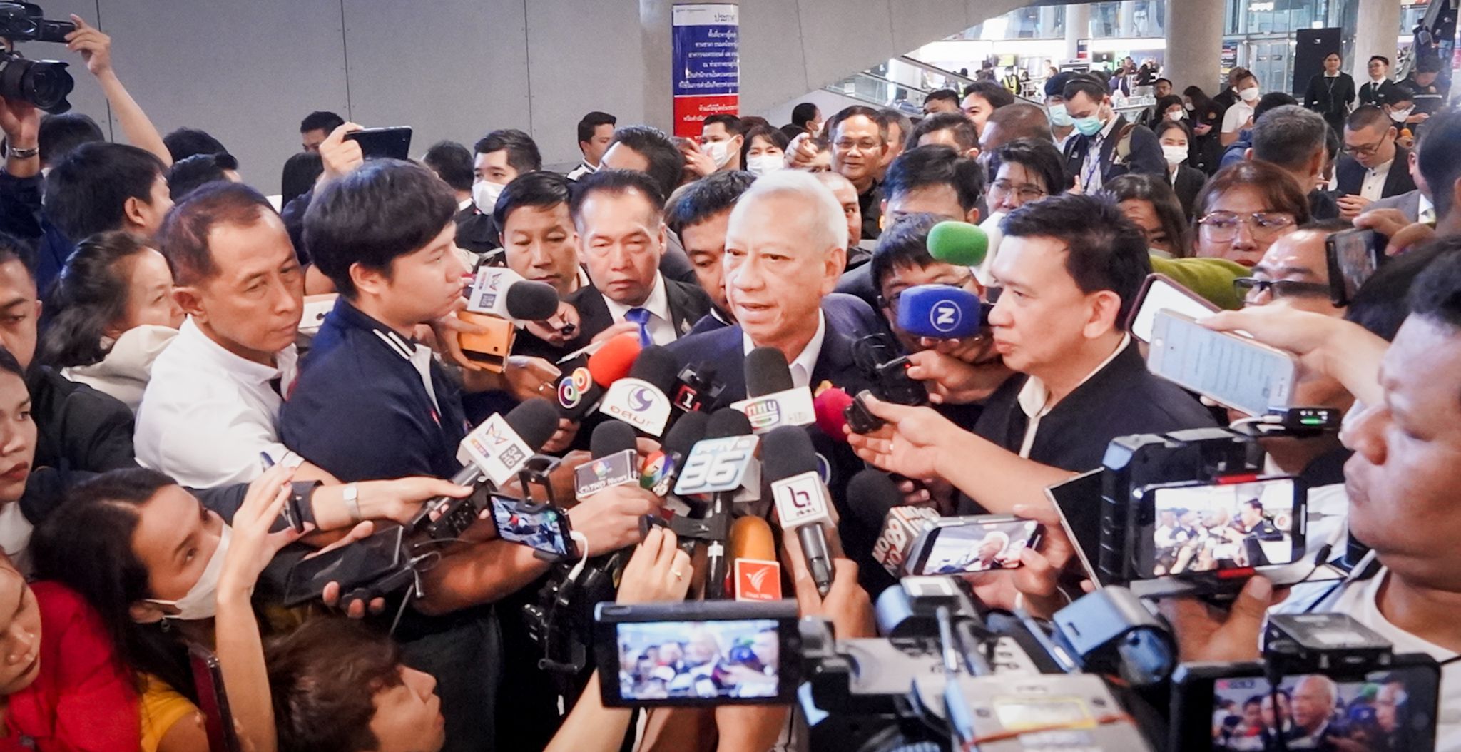 "พิพัฒน์" พาครอบครัวแรงงานไทย ต้อนรับแรงงานไทยชุดแรกที่กลับจากอิสราเอล ที่สุวรรณภูมิ ย้ำ พี่น้องแรงงานเดินทางกลับไทยไม่ต้องกังวล เตรียมเจรจานายจ้างรับกลับทำงานหลังเหตุการณ์สงบ