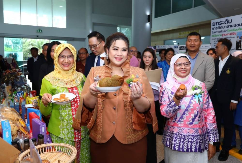 “ศุภมาส” ลงพื้นที่ปัตตานี มอบนโยบายและหนุนเสริมภารกิจของสถาบันการศึกษาในพื้นที่ชายแดนใต้ ชูปัตตานีเมืองแห่งปูทะเล พร้อมดันเป็นสัตว์น้ำเศรษฐกิจใหม่แก้จน ย้ำ อว. ต้องเป็นที่พึ่งประชาชน นำนวัตกรรมแก้ปัญหาปากท้อง พัฒนาคุณภาพชีวิต