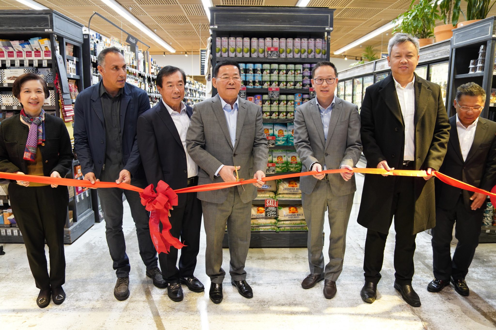 "รมช.พาณิชย์ นภินทร" เยี่ยมชมการจัดกิจกรรม Instore Promotion สินค้าไทยใน Nugget Markets ซุปเปอร์มาร์เก็ตชั้นนำในรัฐแคลิฟอร์เนีย